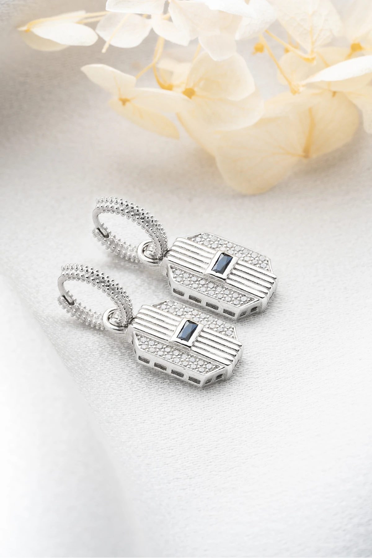 Gümüş Baget Taşlı Sallantılı Küpe