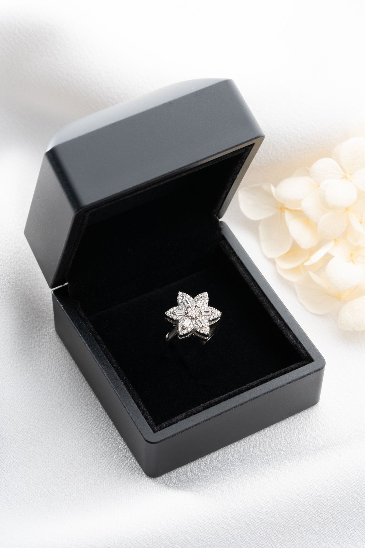 Işıklı Kutuda Dönen Lotus Çiçeği Gümüş Yüzük