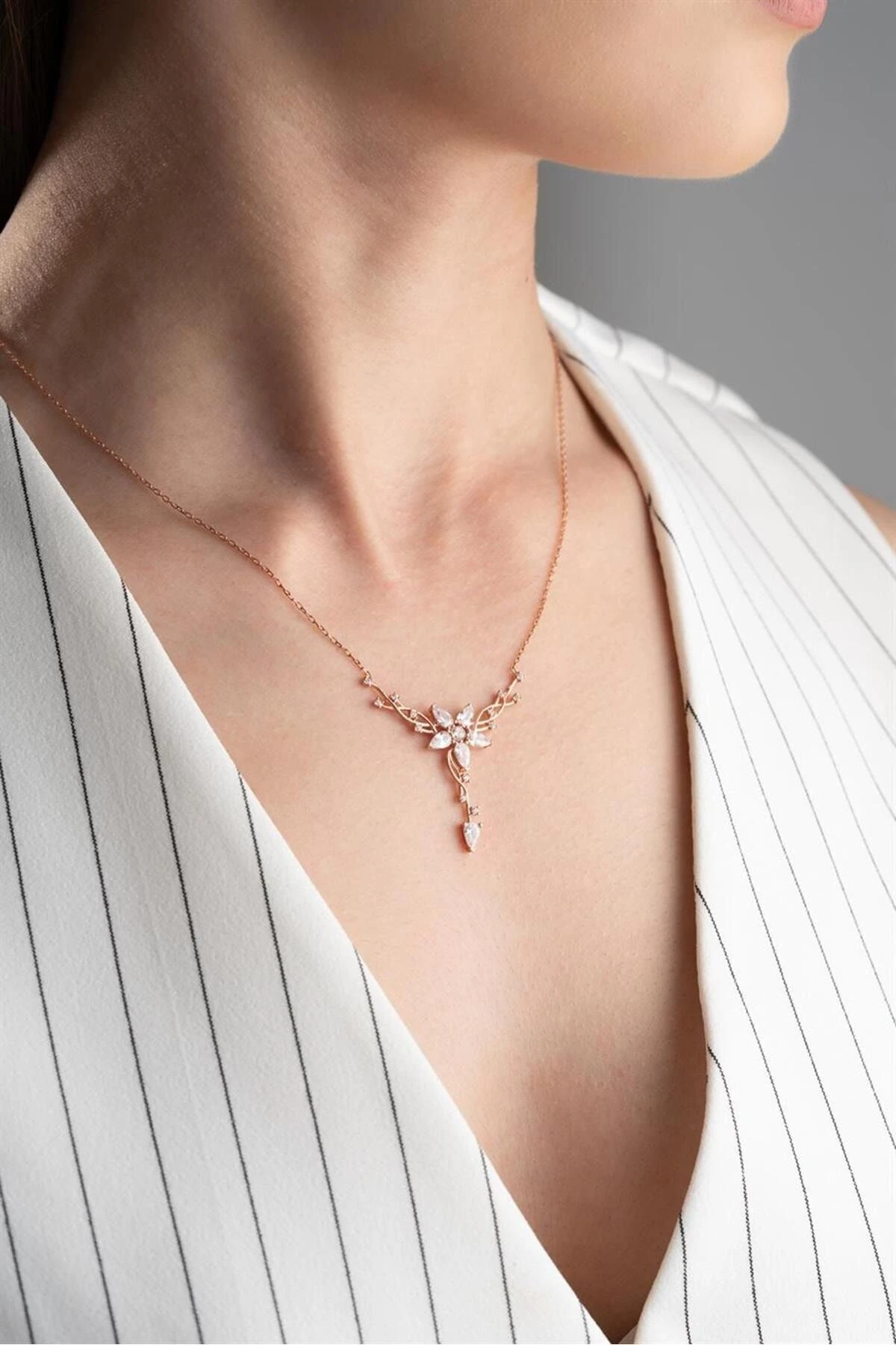 Lotus Çiçeği Sarmaşık Gümüş Kolye