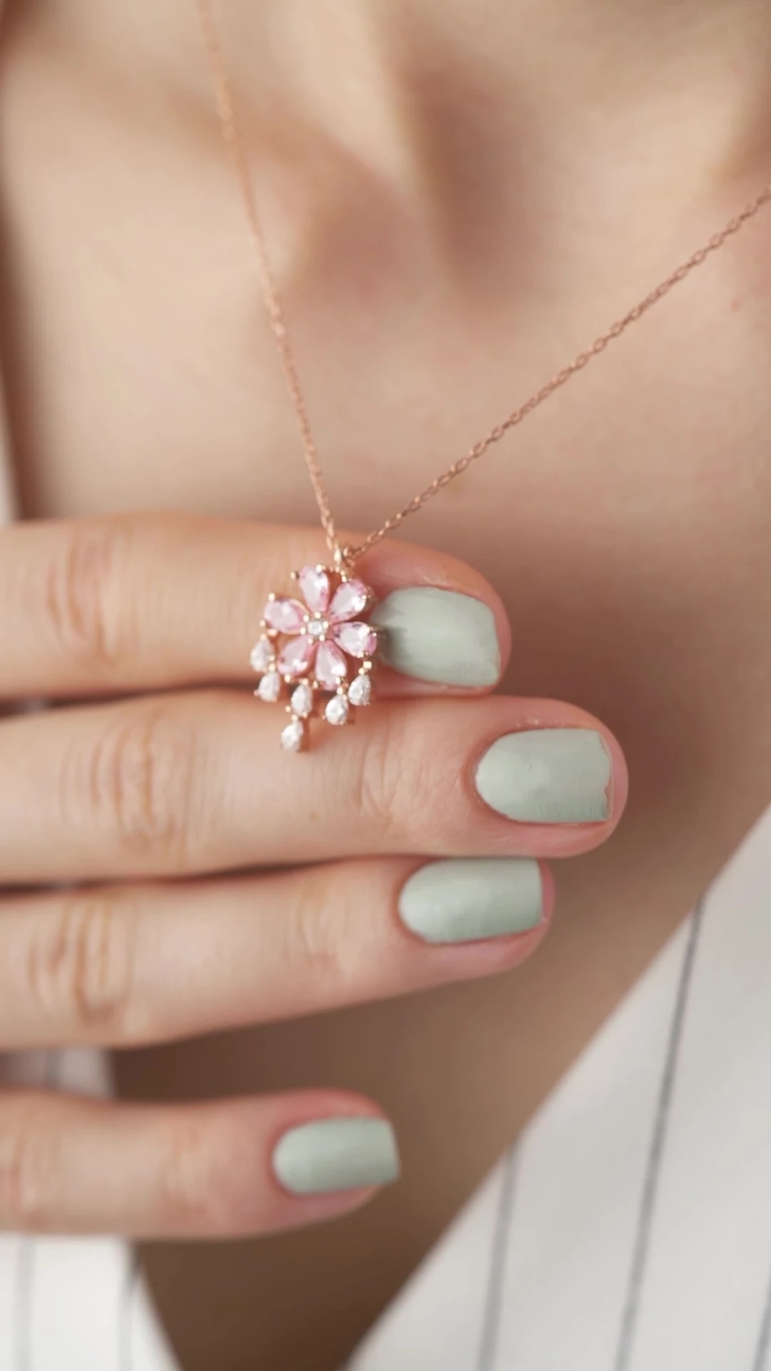 Gümüş Taşlı Lotus Çiçeği Kolye