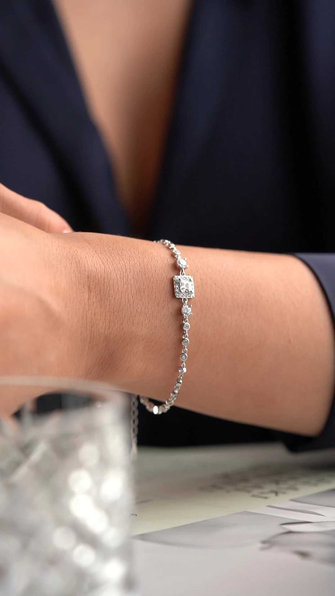 Gümüş Kare Taşlı Su Yolu Bileklik