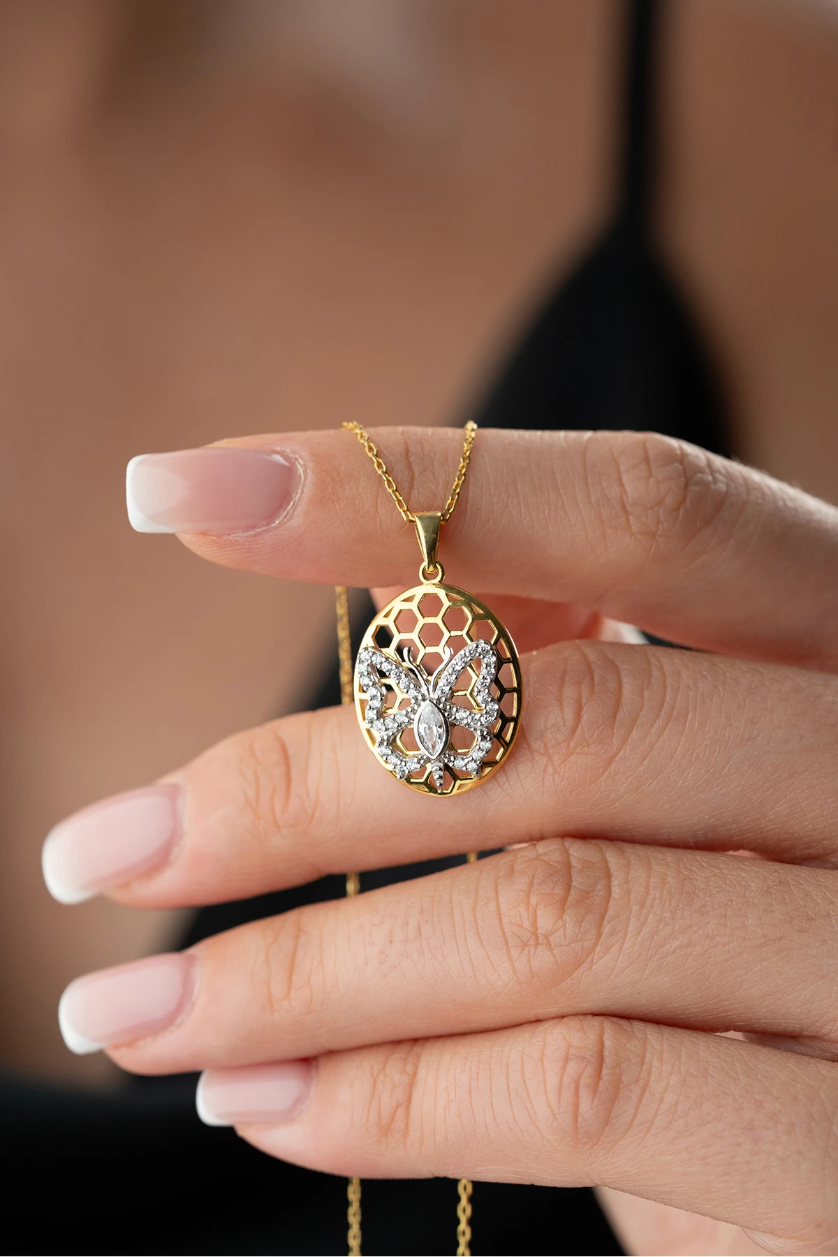 Gümüş Petekteki Kelebek Kolye