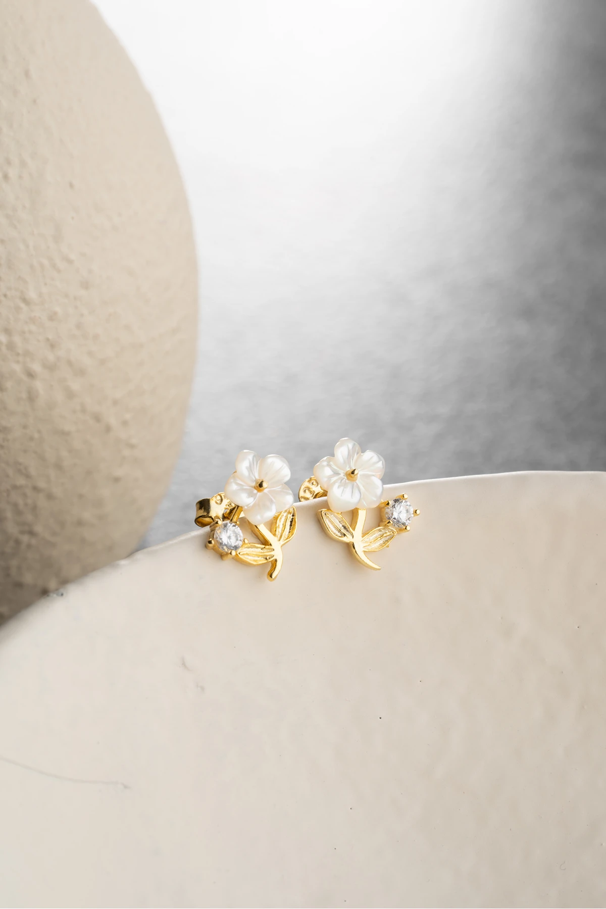 Gümüş Sedefli Çivili Küpe