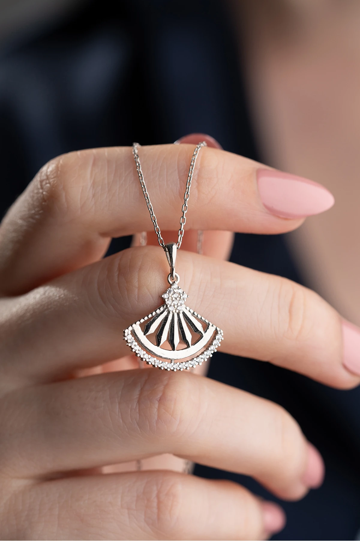 Işıklı Kutuda Model Kolye