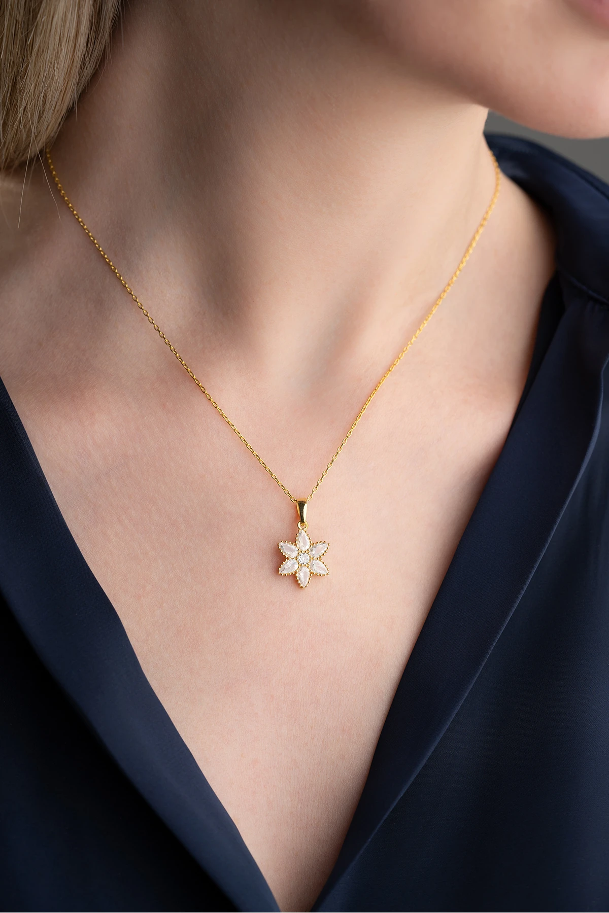 Gümüş Işıklı Kutuda Nergis Çiçeği Kolye