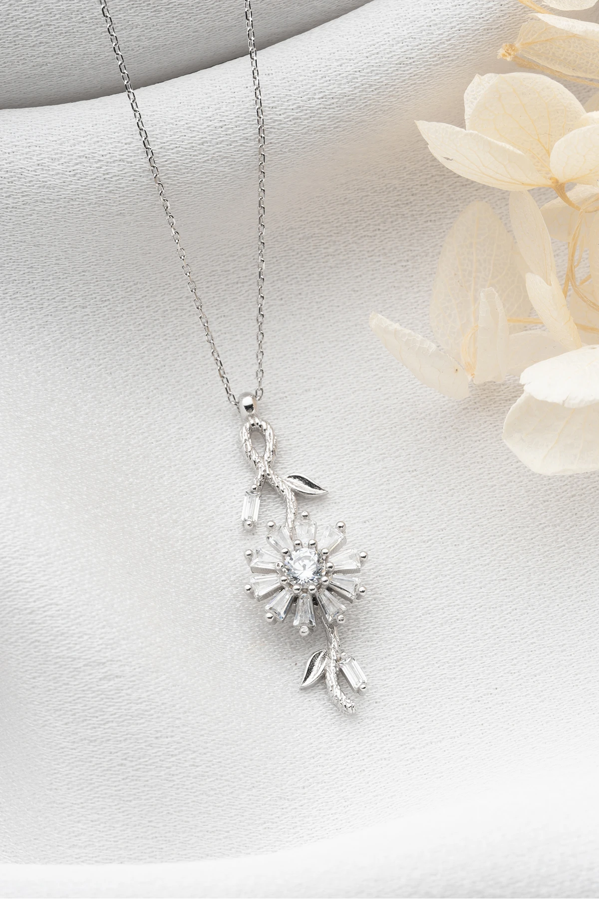 Gümüş Dönen Çiçek Kolye