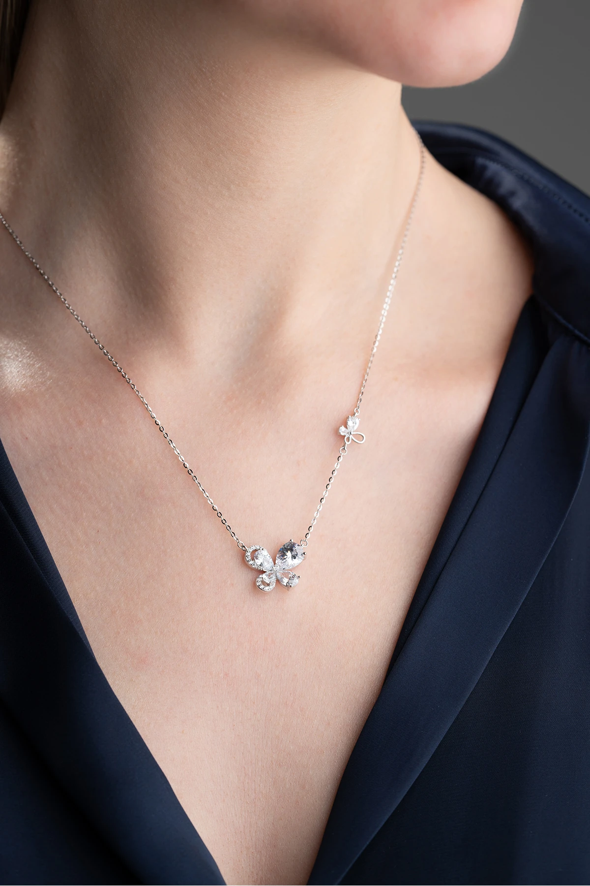 Gümüş Işıklı Kutuda Kelebek Kolye