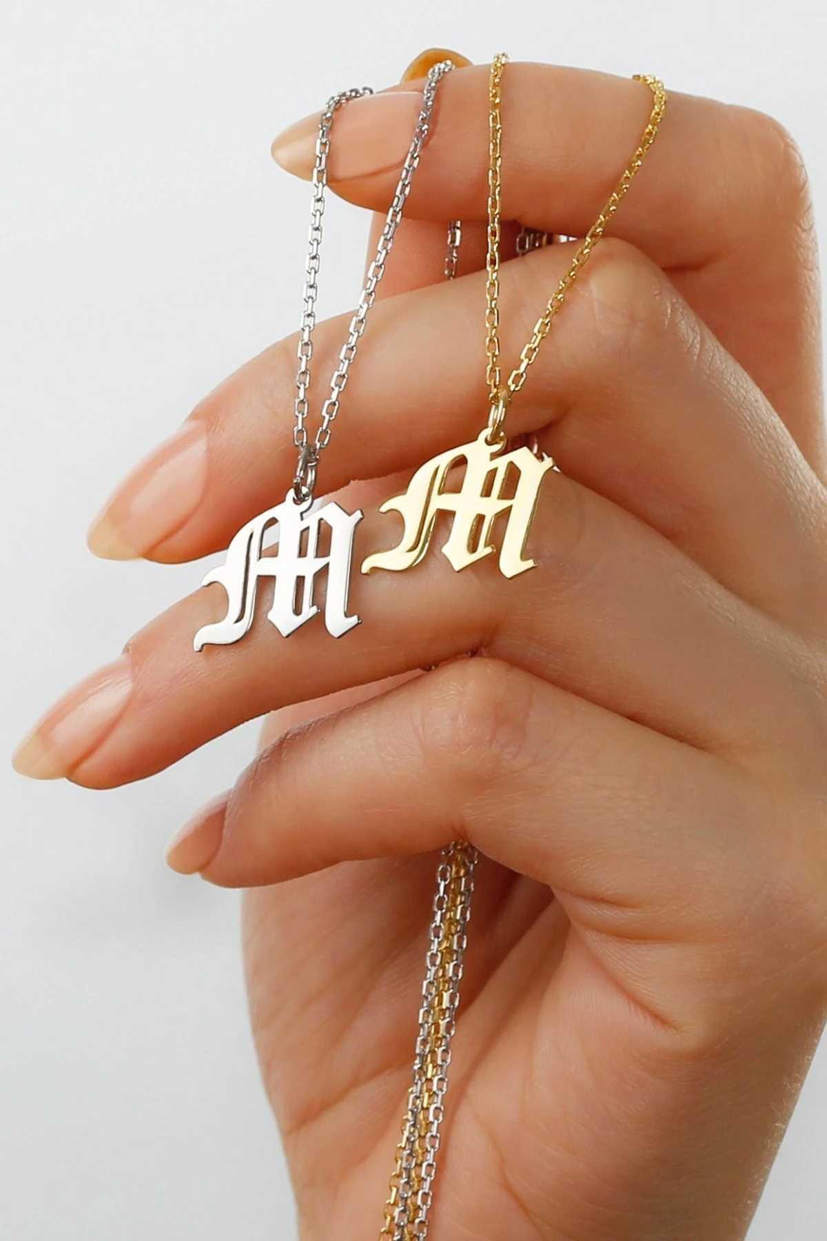 Gümüş Kişiye Özel Eski Ingiliz Harfli Kolye