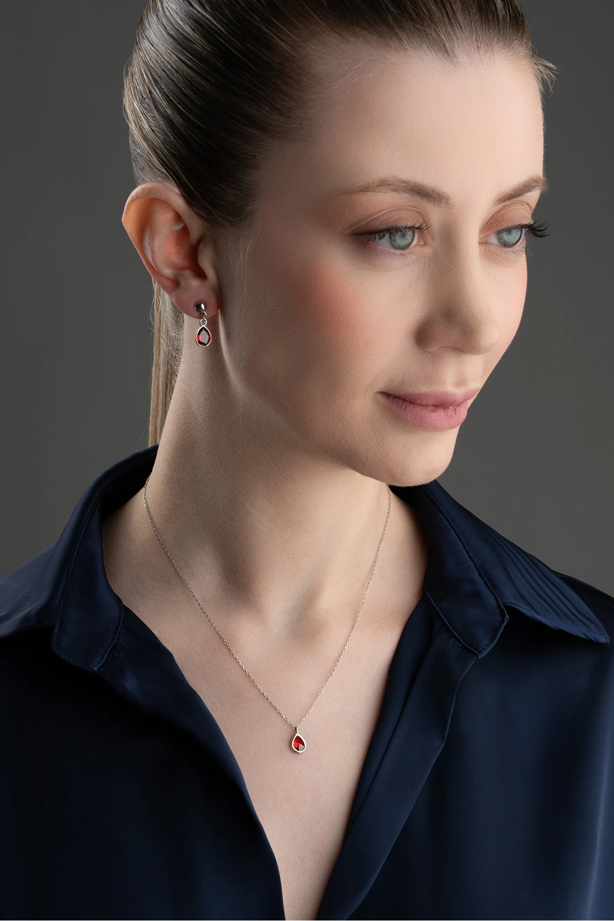 Gümüş Işıklı Kutuda Amatis Taşlı Damla Takı Seti