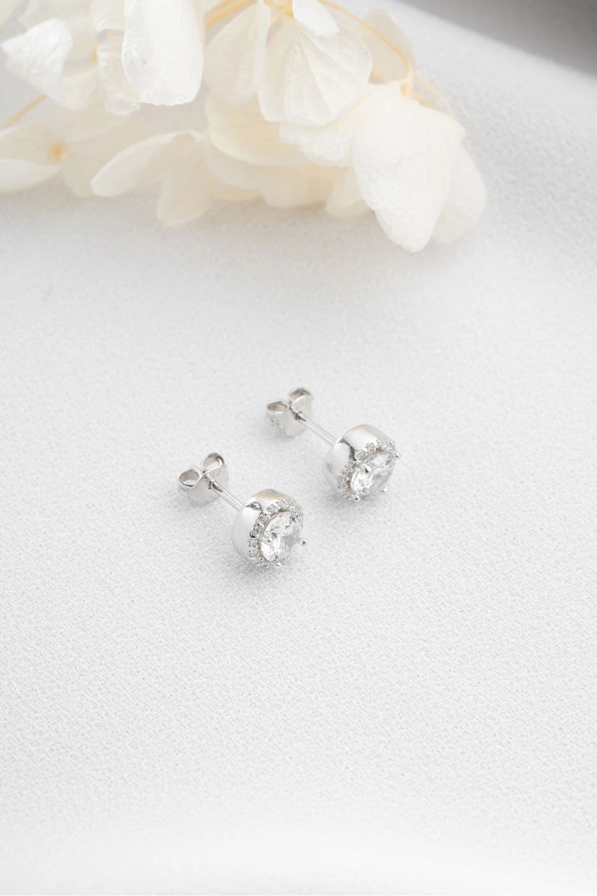 Gümüş Zirkon Taşlı Minik Çivili Küpe