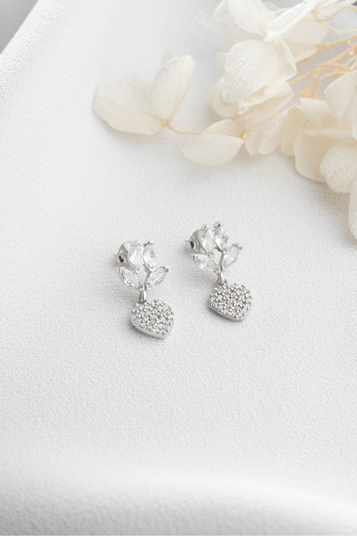 Gümüş Sallantılı Kalp Küpe