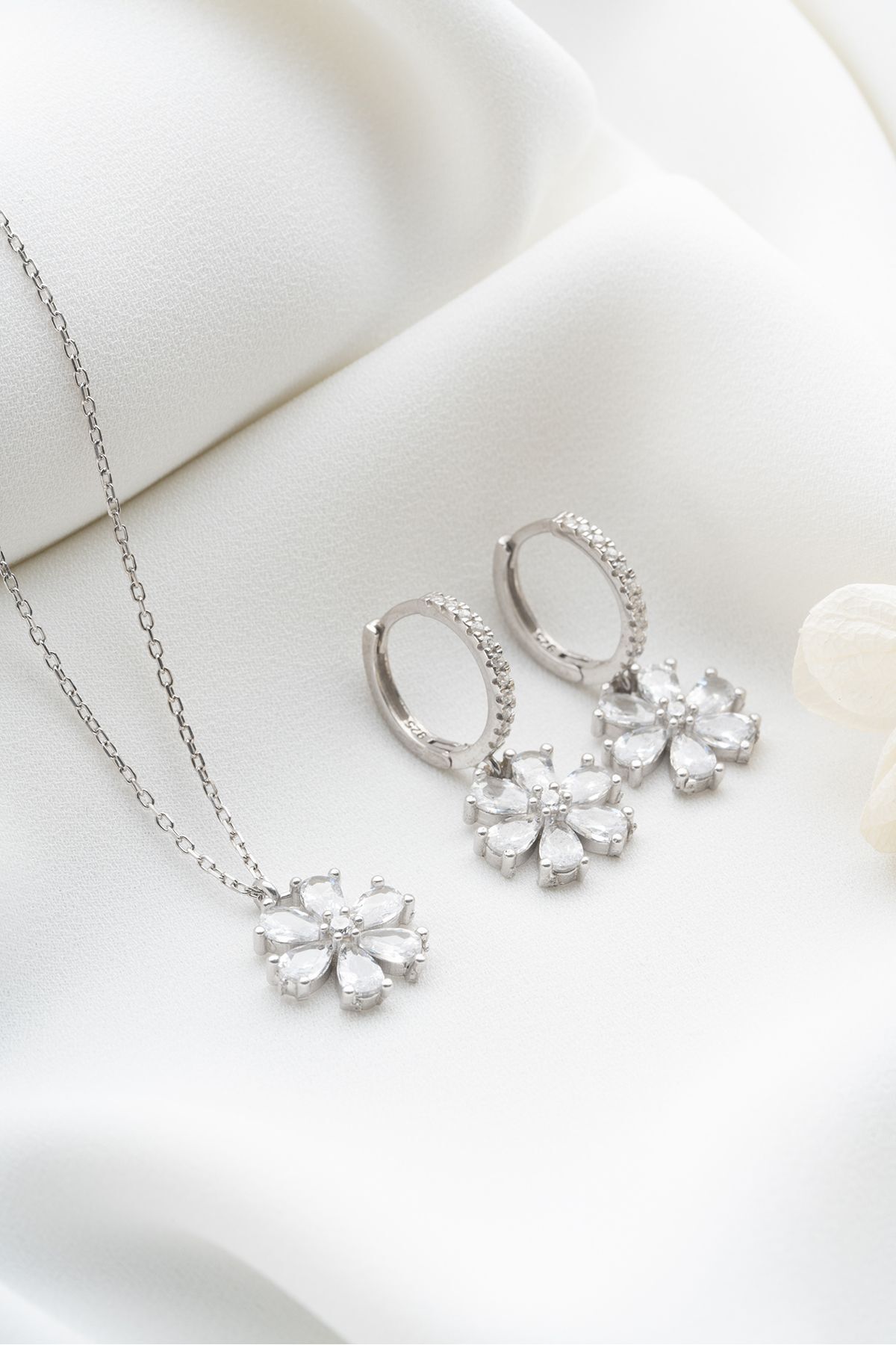 Gümüş Beyaz Lotus Çiçeği Kolye Küpe Seti
