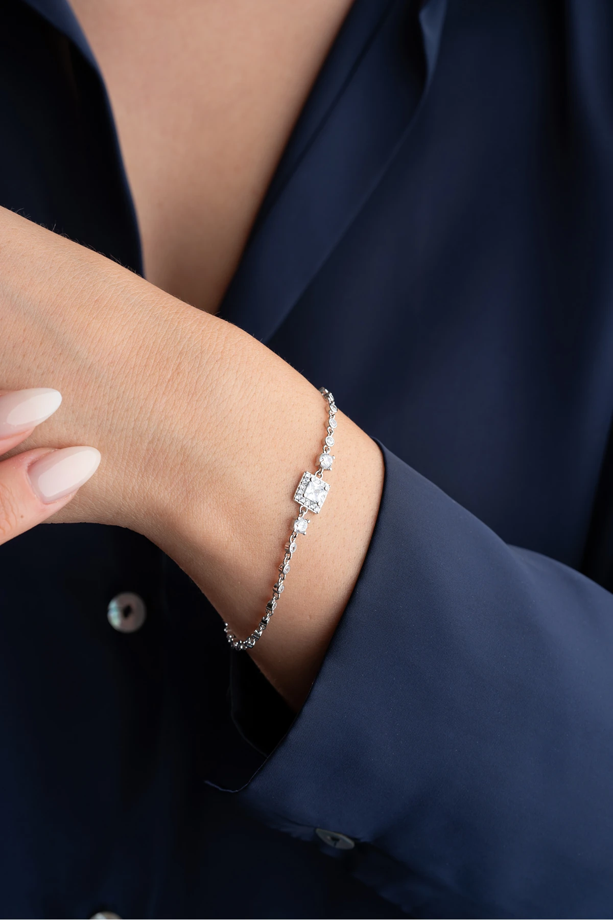 Gümüş Kare Taşlı Su Yolu Bileklik