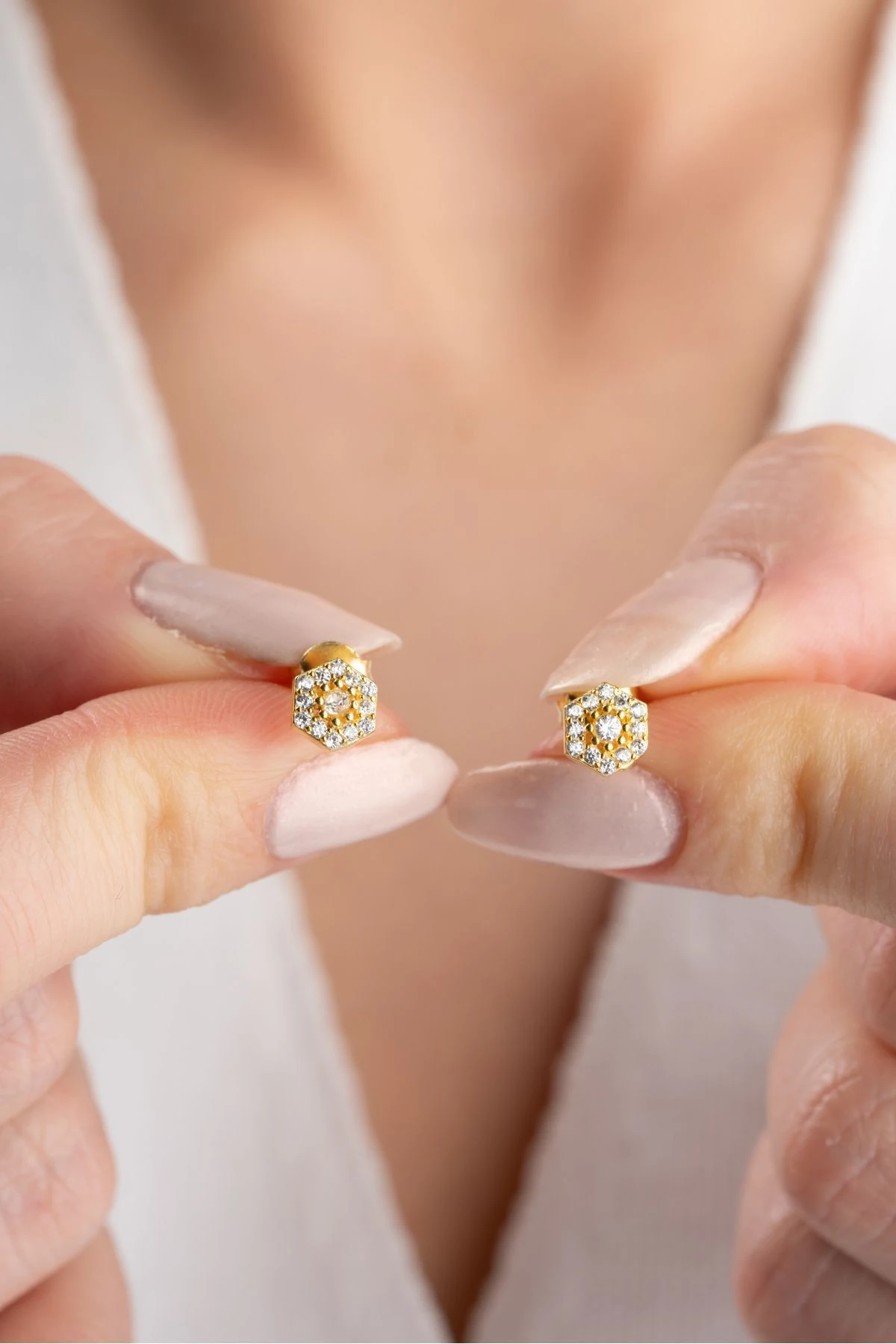 Gümüş Taşlı Minik Çivili Küpe