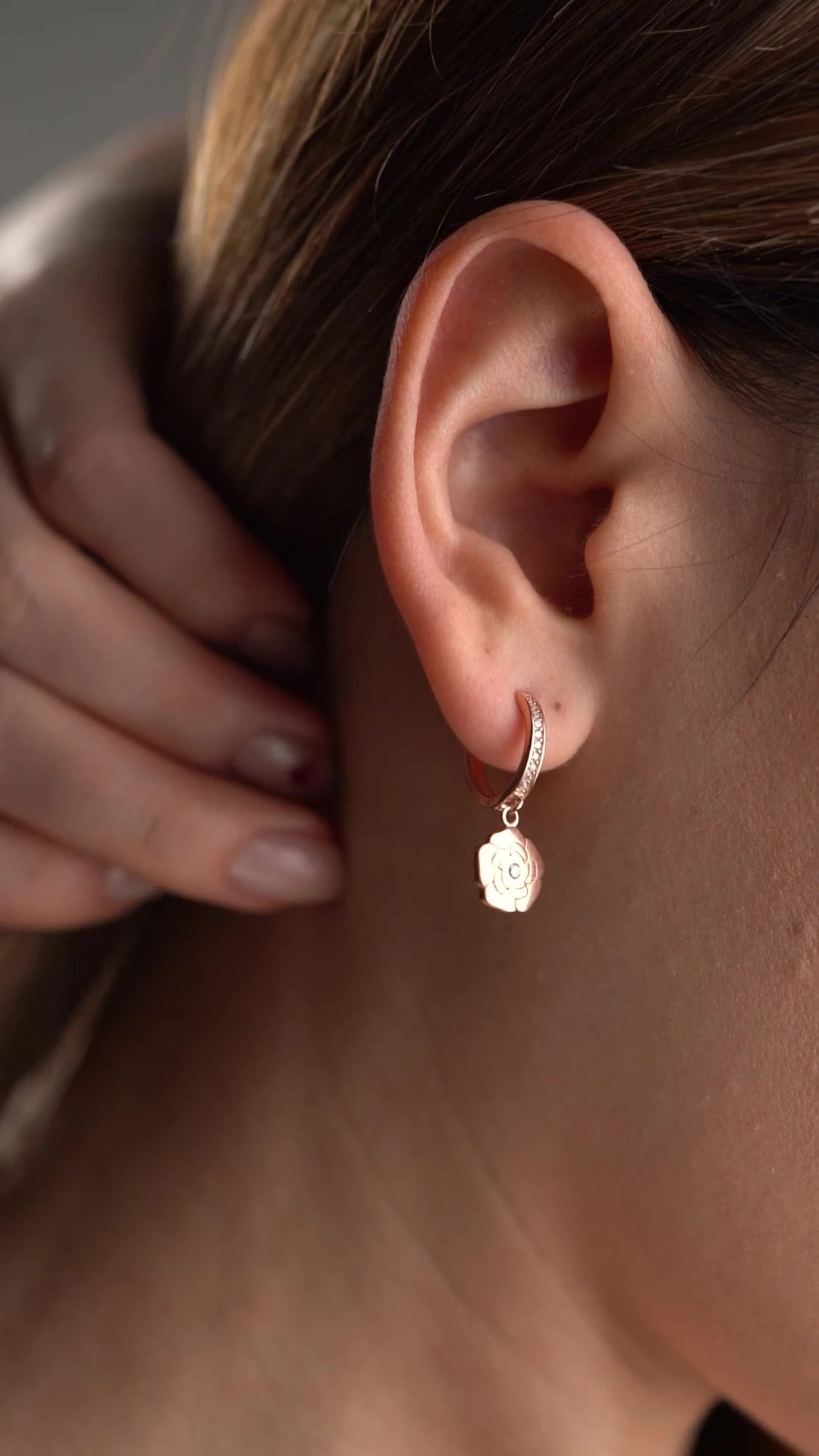 Gümüş Tektaşlı Çiçek Küpe