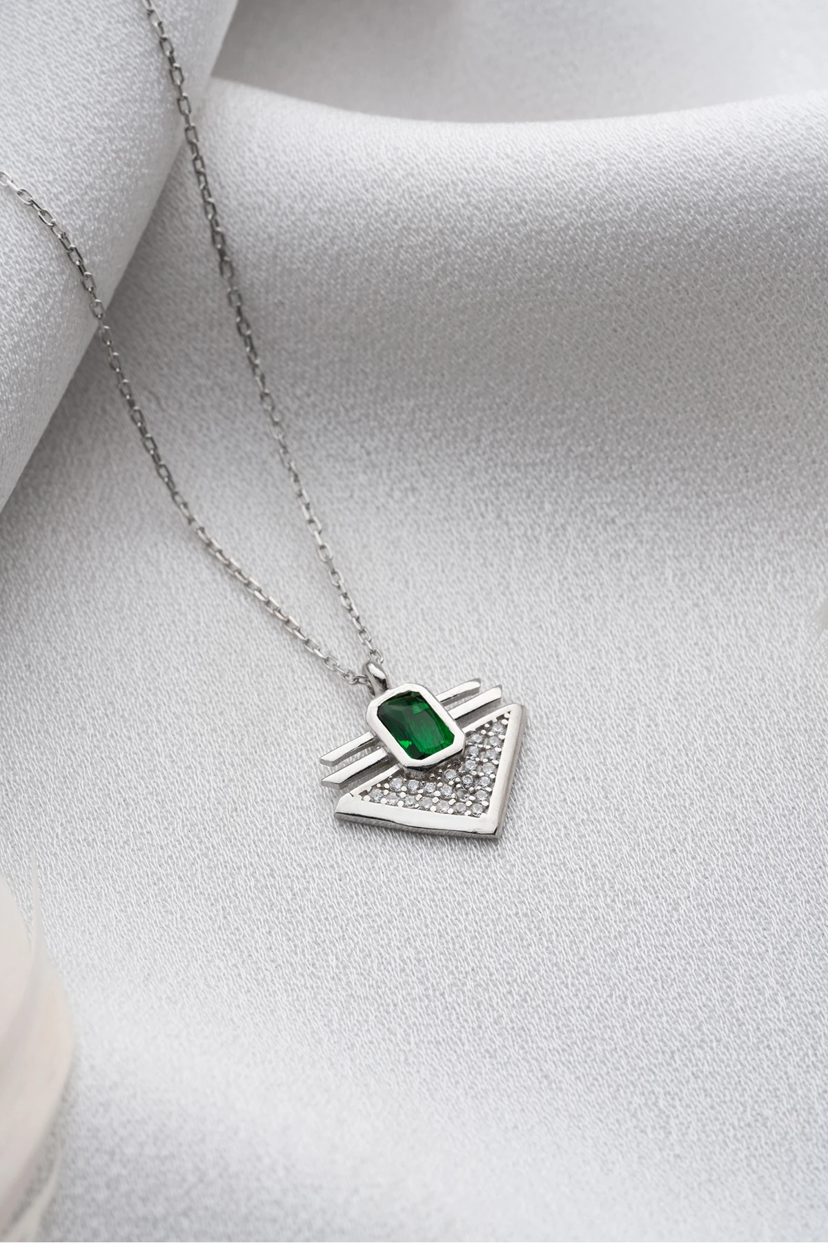 Gümüş Yeşil Taşlı Üçgen Trend Kolye