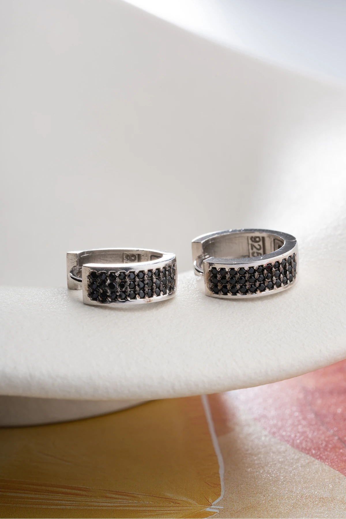 Gümüş Üç Sıra Siyah Taşlı Küpe