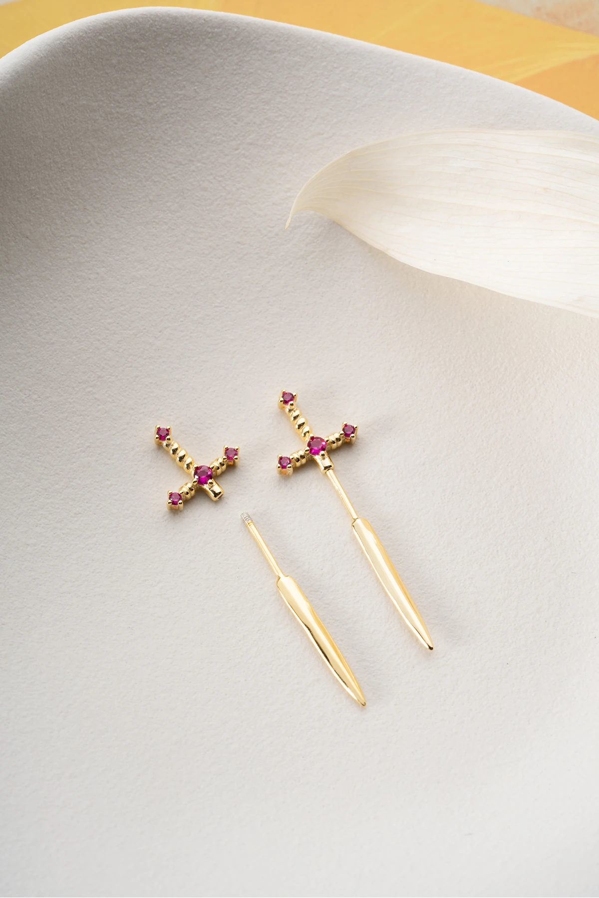 Gümüş Pembe Taşlı Kılıç Küpe