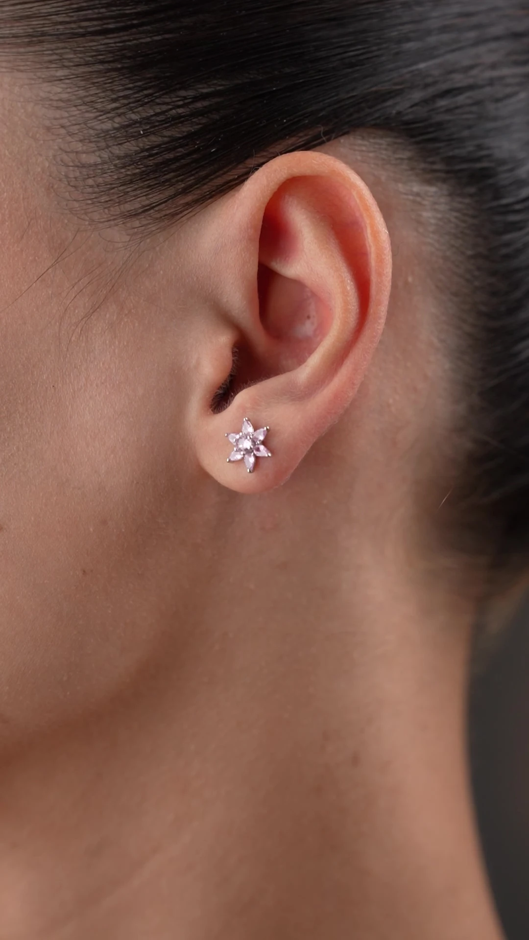 Gümüş Beyaz Taşlı Çivili Kalp Küpe