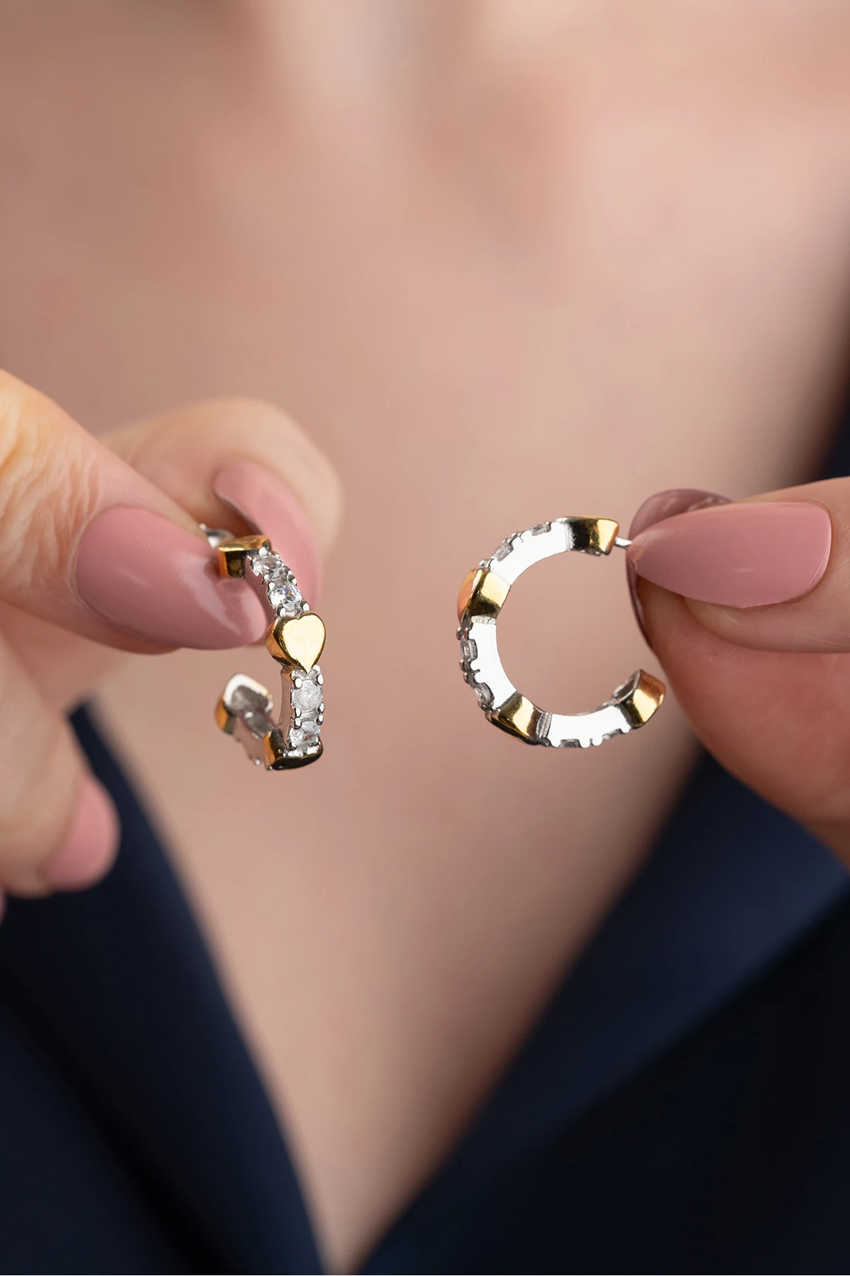 Gümüş Kalpli Trende Model Küpe