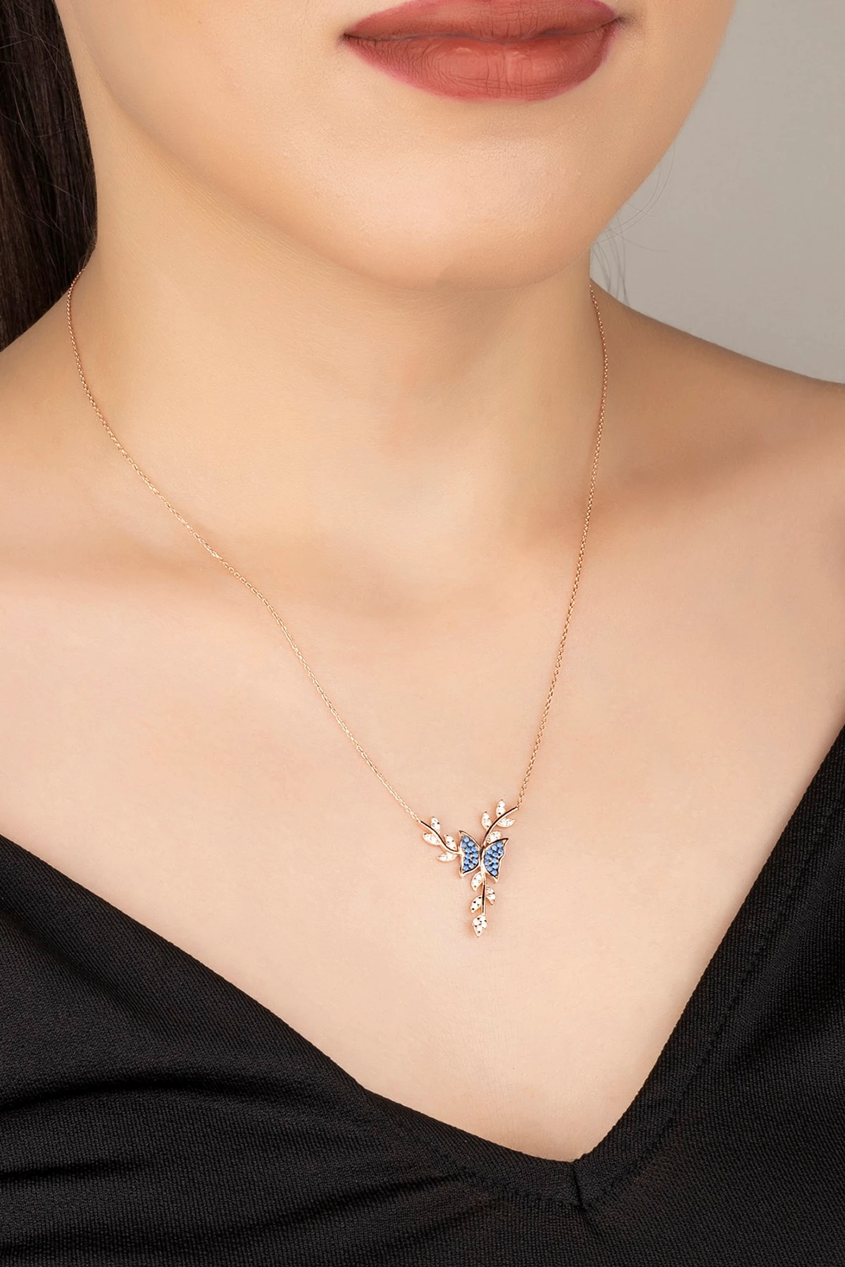 Gümüş Rose Daldaki Kelebek Kolye