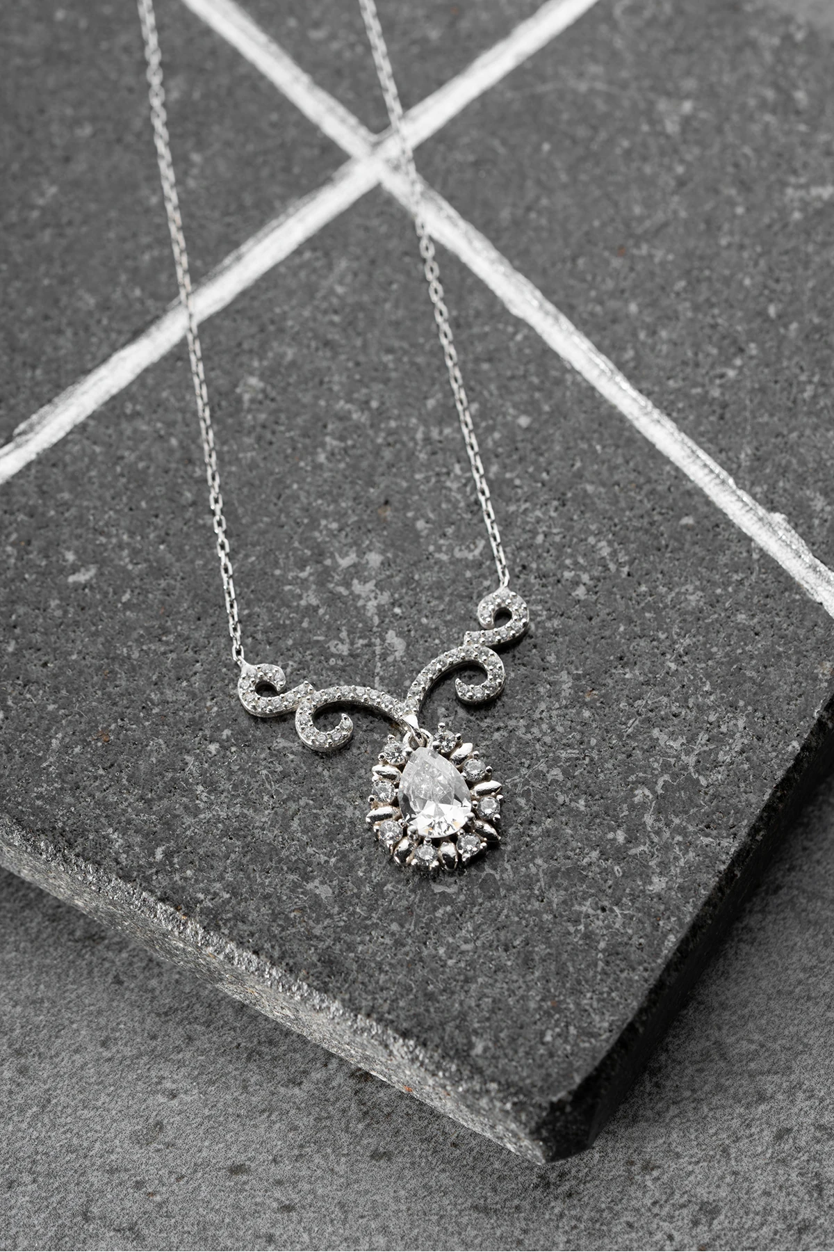 Zümrüt Model Kolye