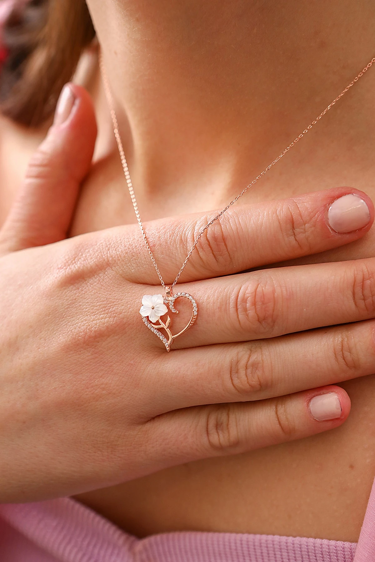 Gümüş Sedefli Gül Sarmaşık Kalp Kolye