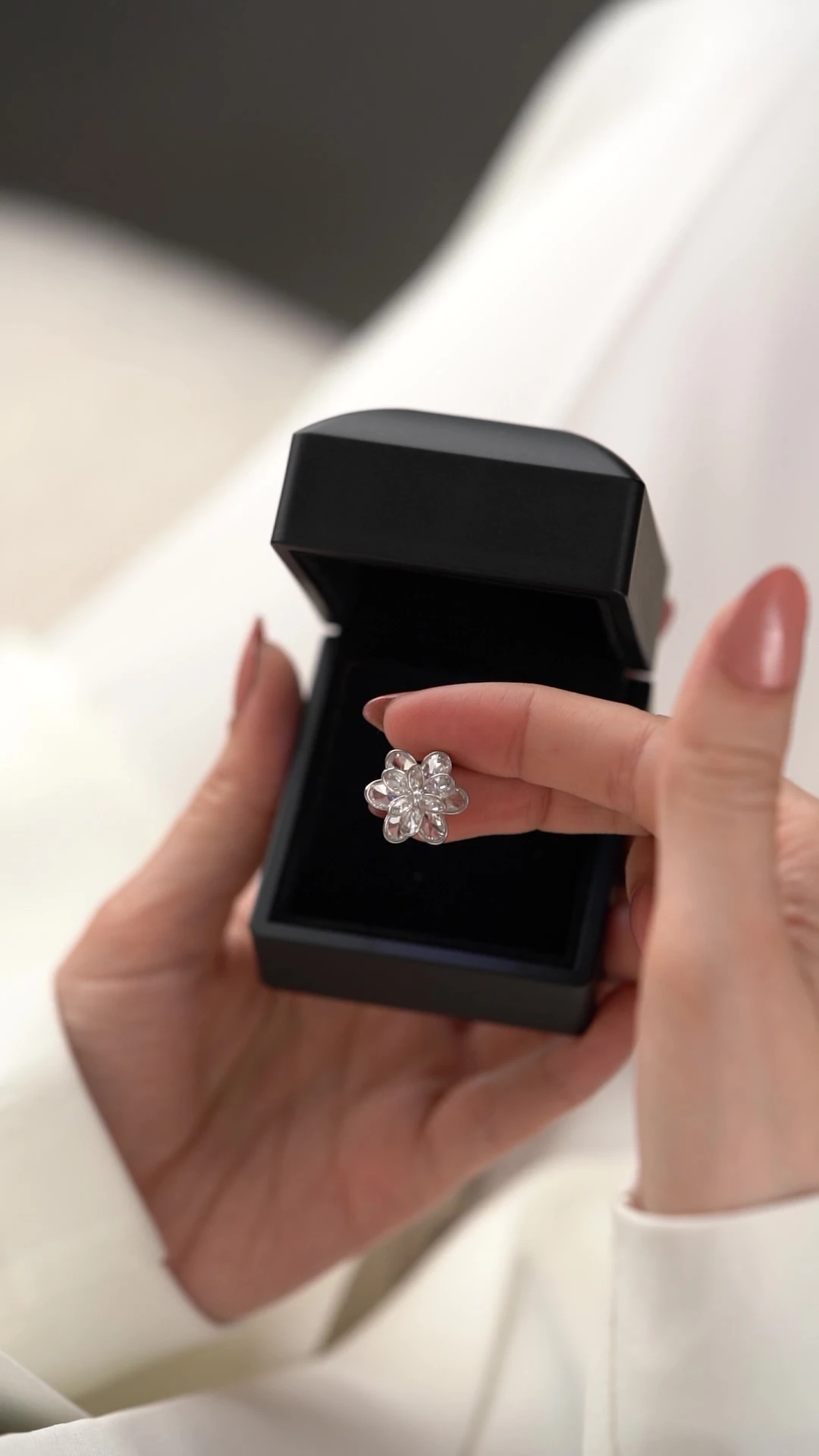 Gümüş Işıklı Kutuda Beyaz Taşlı Katmanlı Lotus Kolye