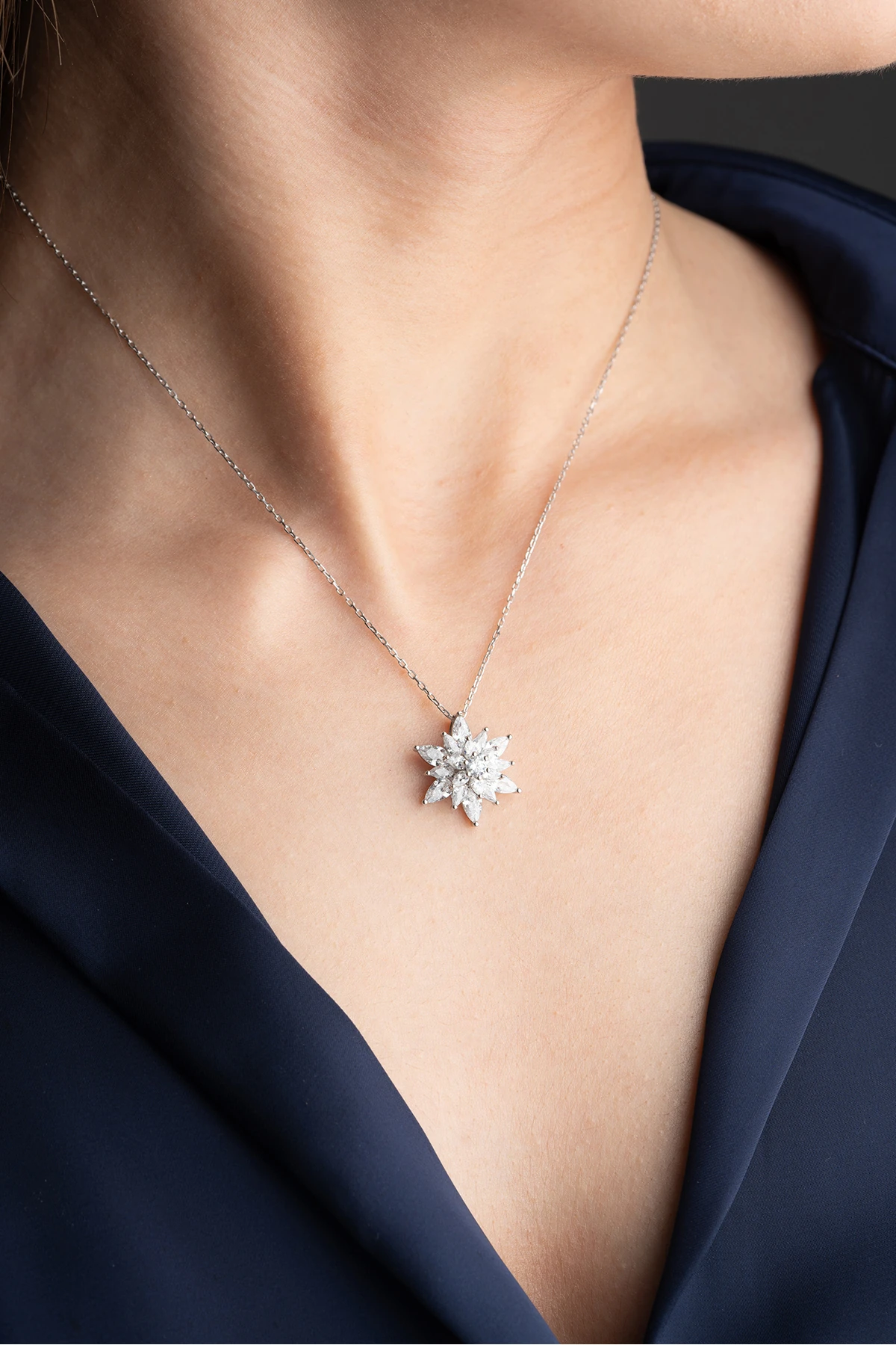 Gümüş Buzlu Beyaz Lotus Çiçeği Kolye