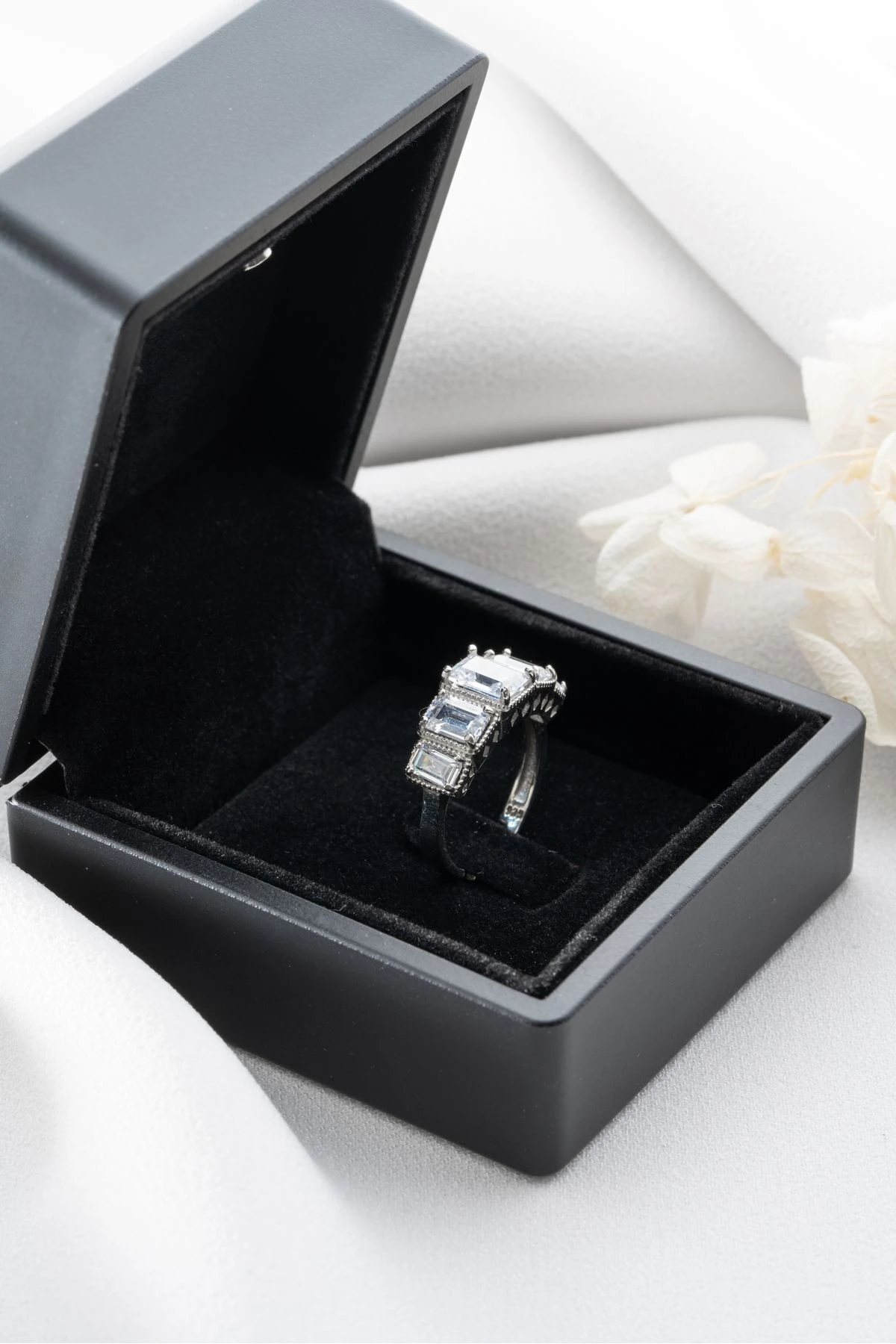 Gümüş Işıklı Kutuda Ayarlanabilir Baget Taşlı Yüzük