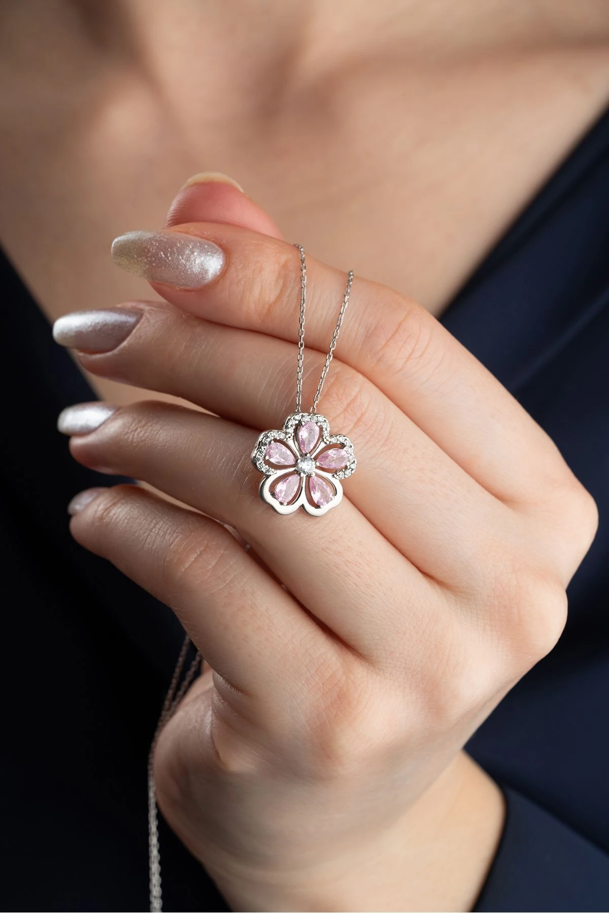 Gümüş Işıklı Kutuda Nergis Çiçeği Kolye