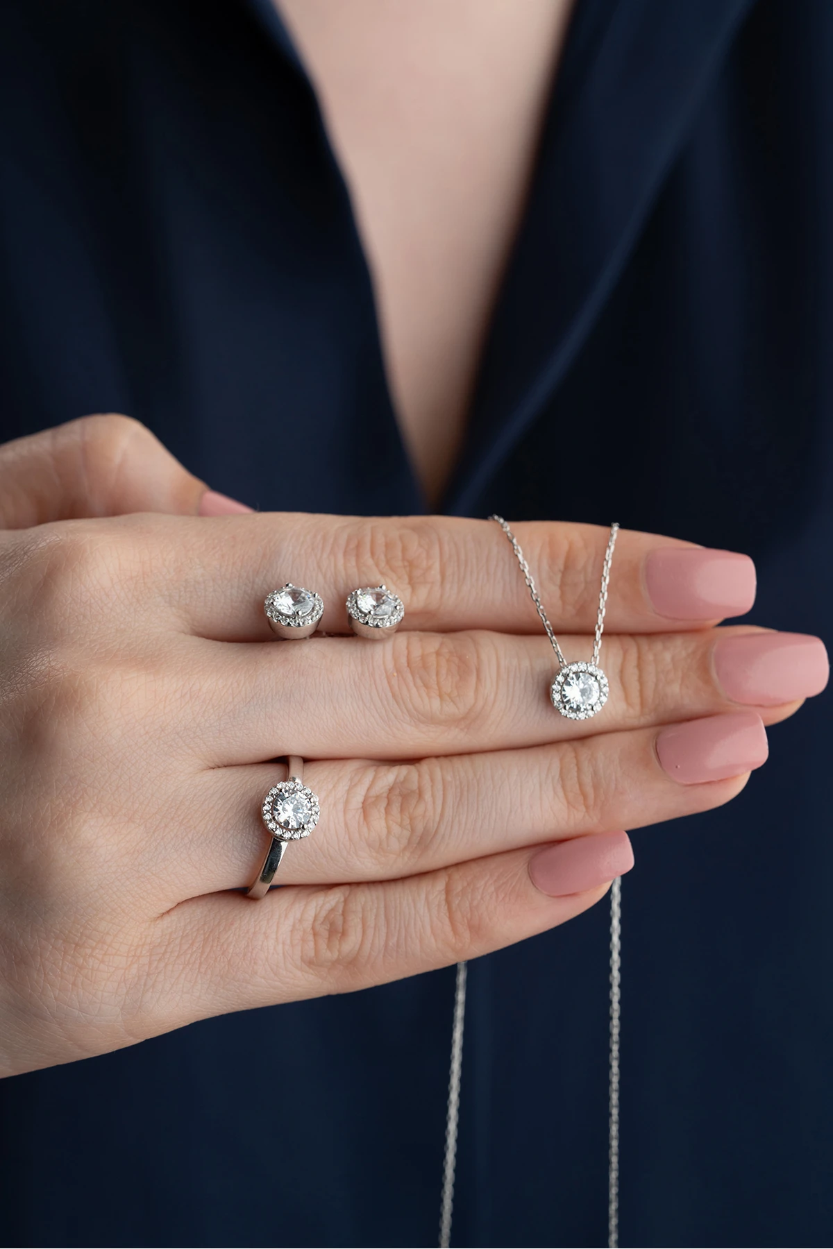 Gümüş Işıklı Kutuda Tektaş Takı Seti