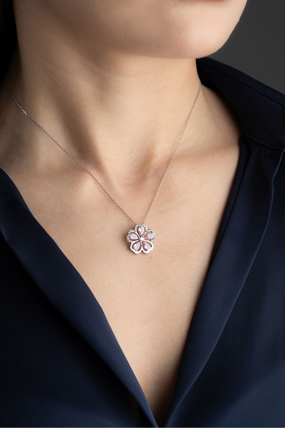 Gümüş Işıklı Kutuda Nergis Çiçeği Kolye