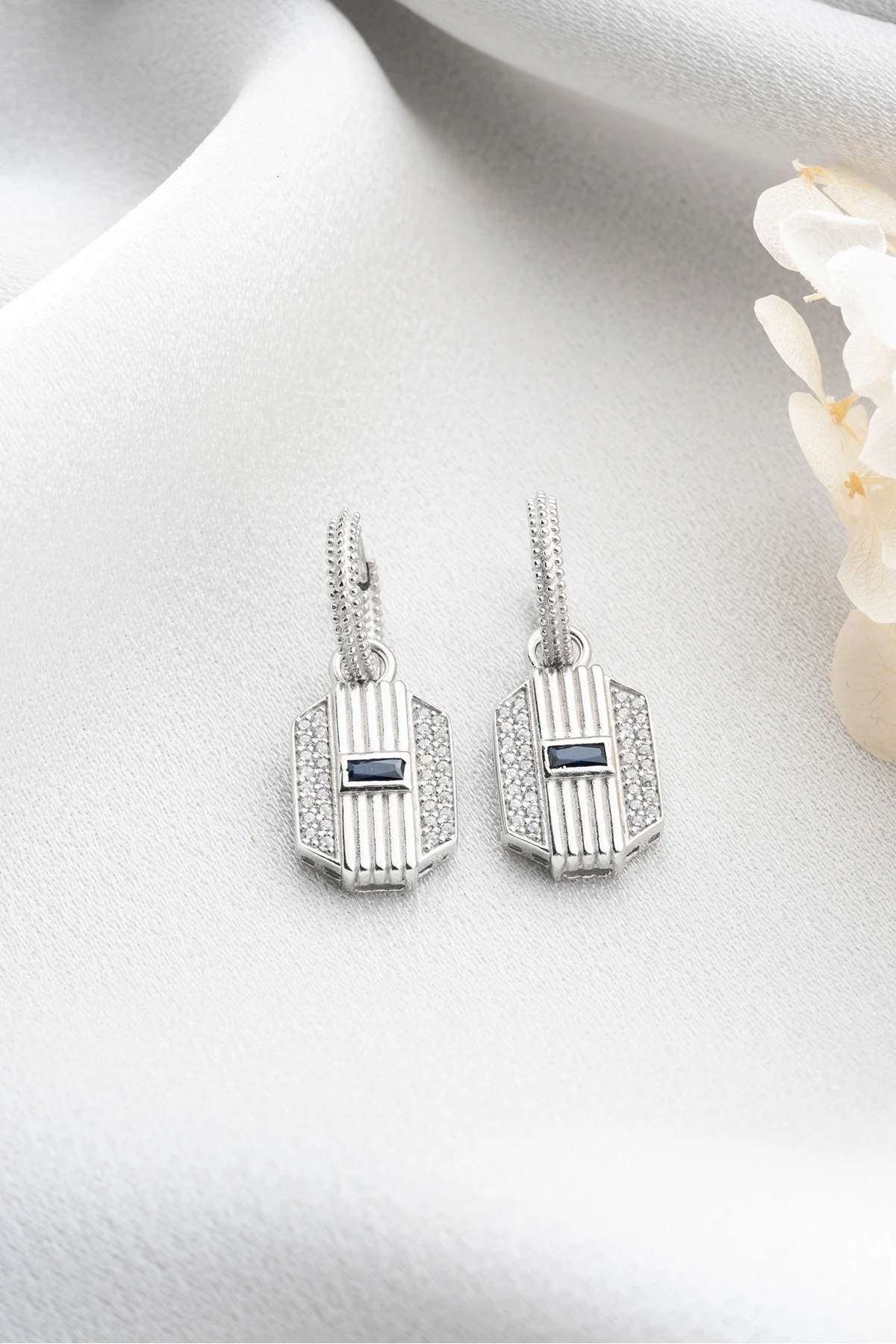 Gümüş Baget Taşlı Sallantılı Küpe