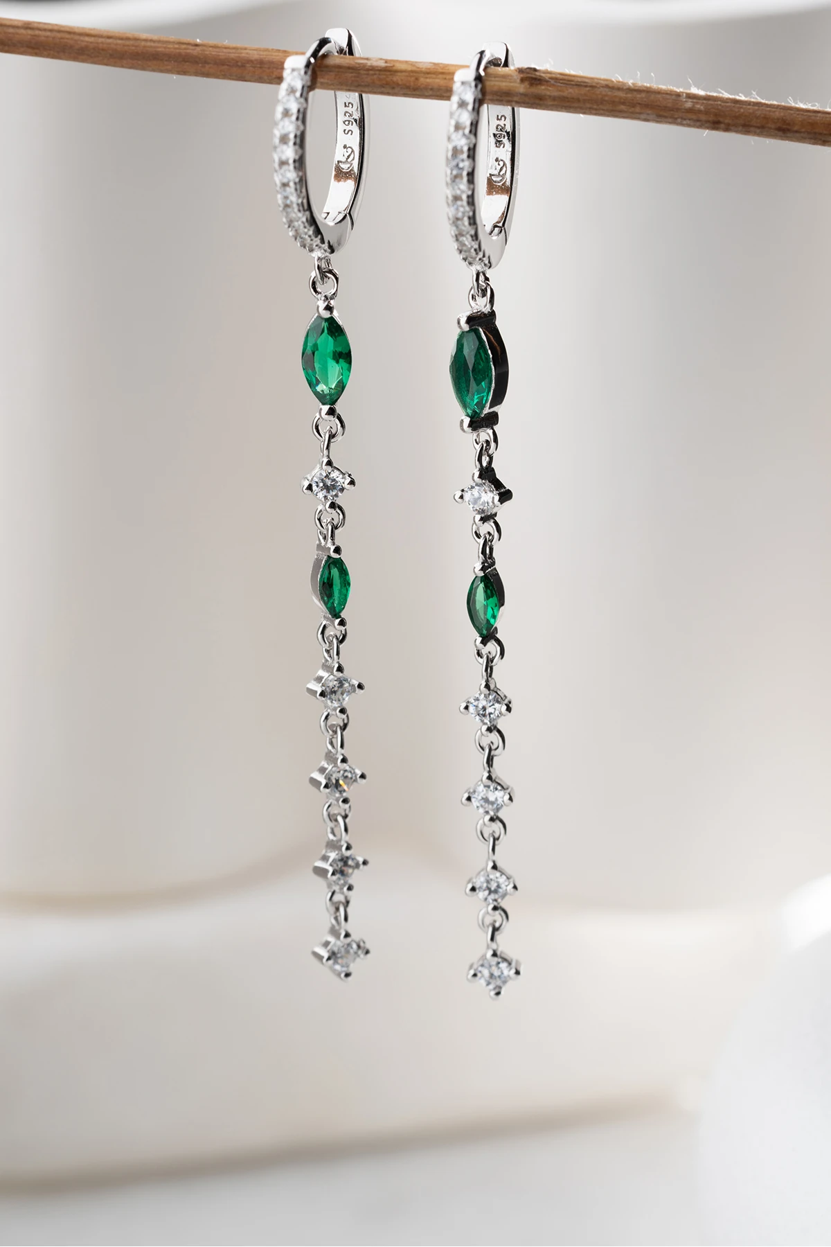 Gümüş Taşlı Sallantılı Trend Küpe