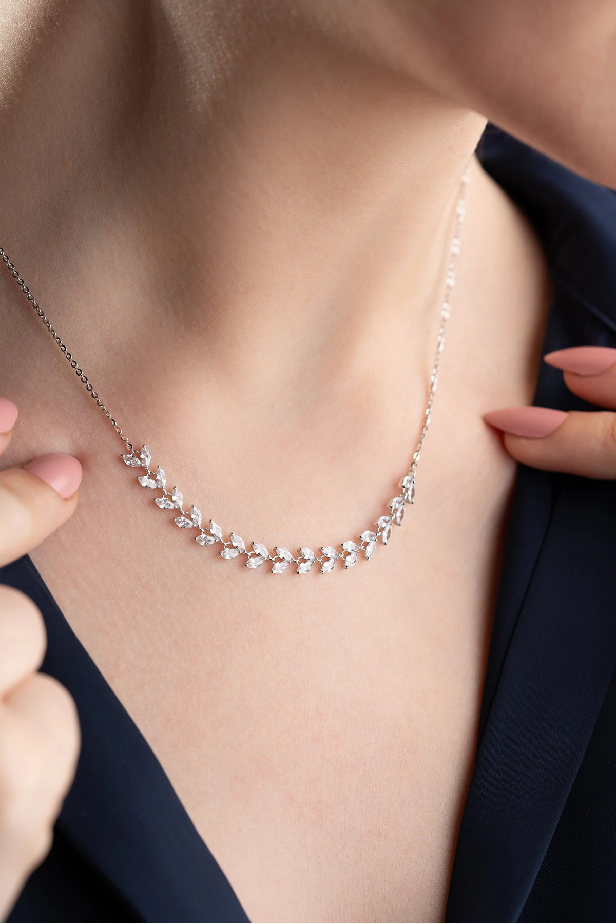 Gümüş Işıklı Kutuda Pırlanta Model Kolye