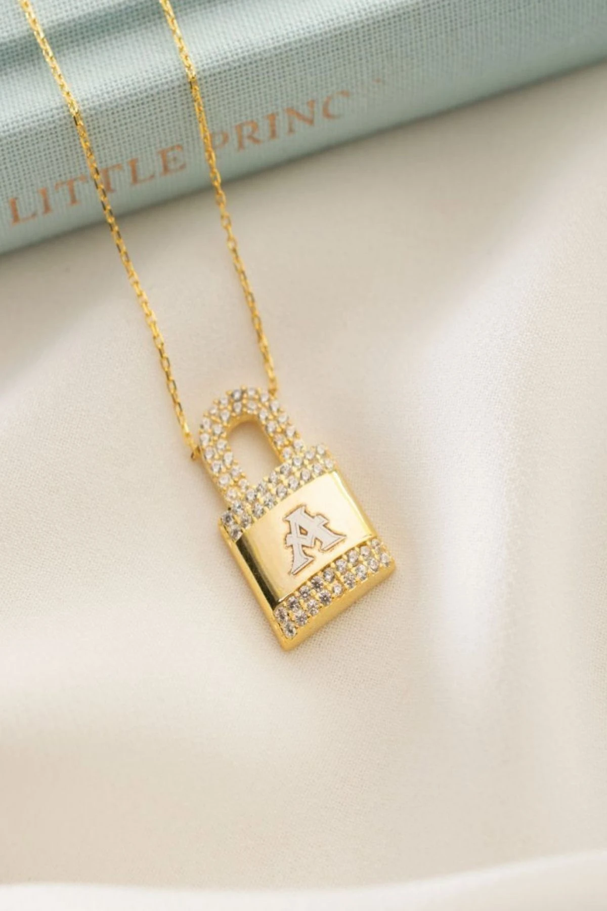 Gümüş Kişiye Özel Harfli Kilit Kolye ( Gold )