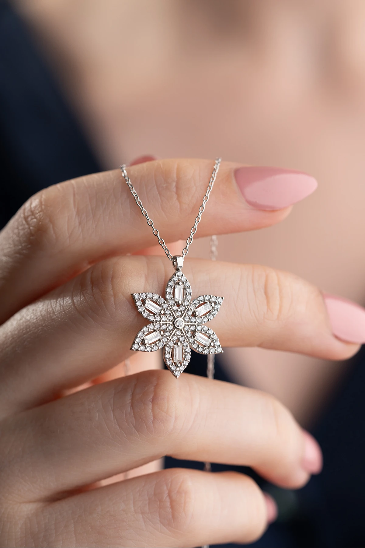 Gümüş ışıklı Kutuda Lotus Çiçeği Kolye