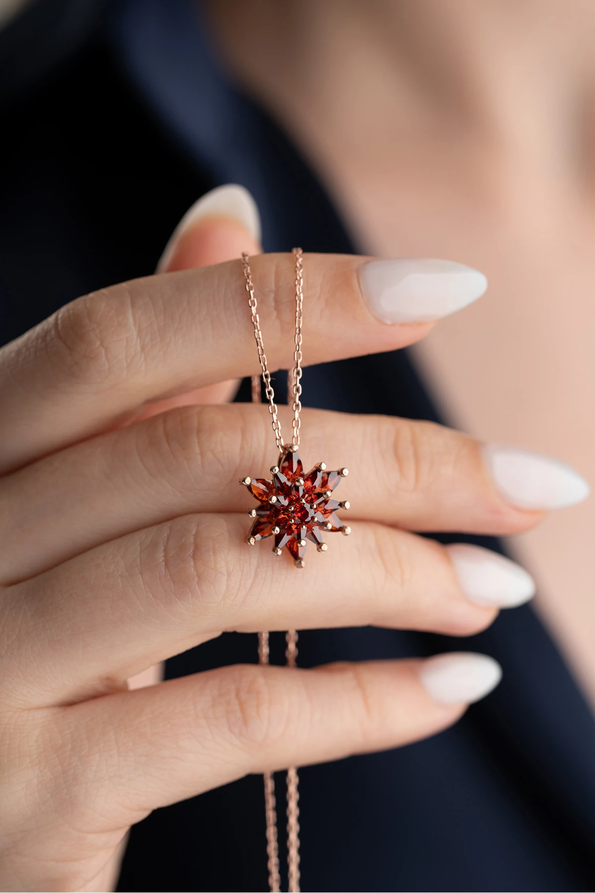 Gümüş Işıklı Kutu Garnet Taşlı Lotus Kolye