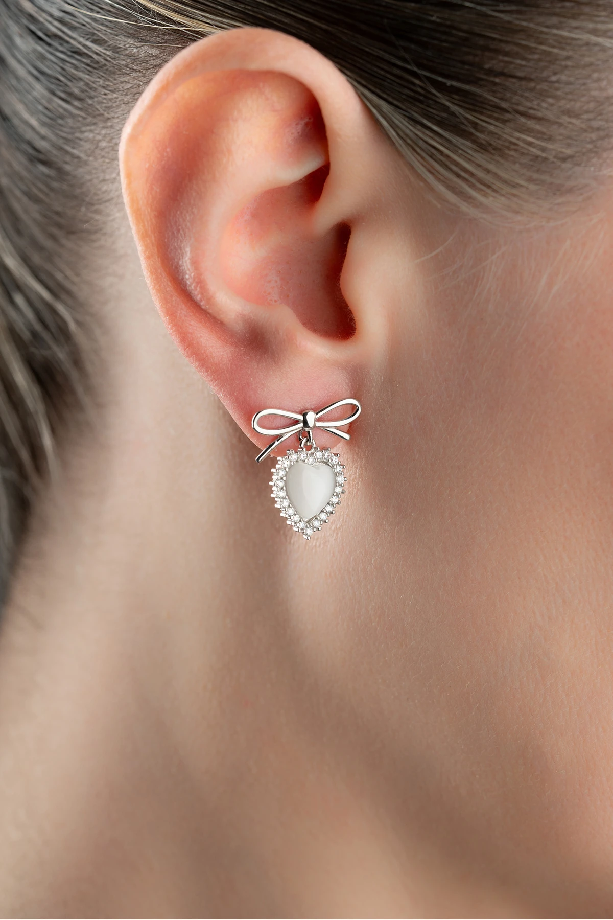 Gümüş Fiyonklu Beyaz Kalp Küpe