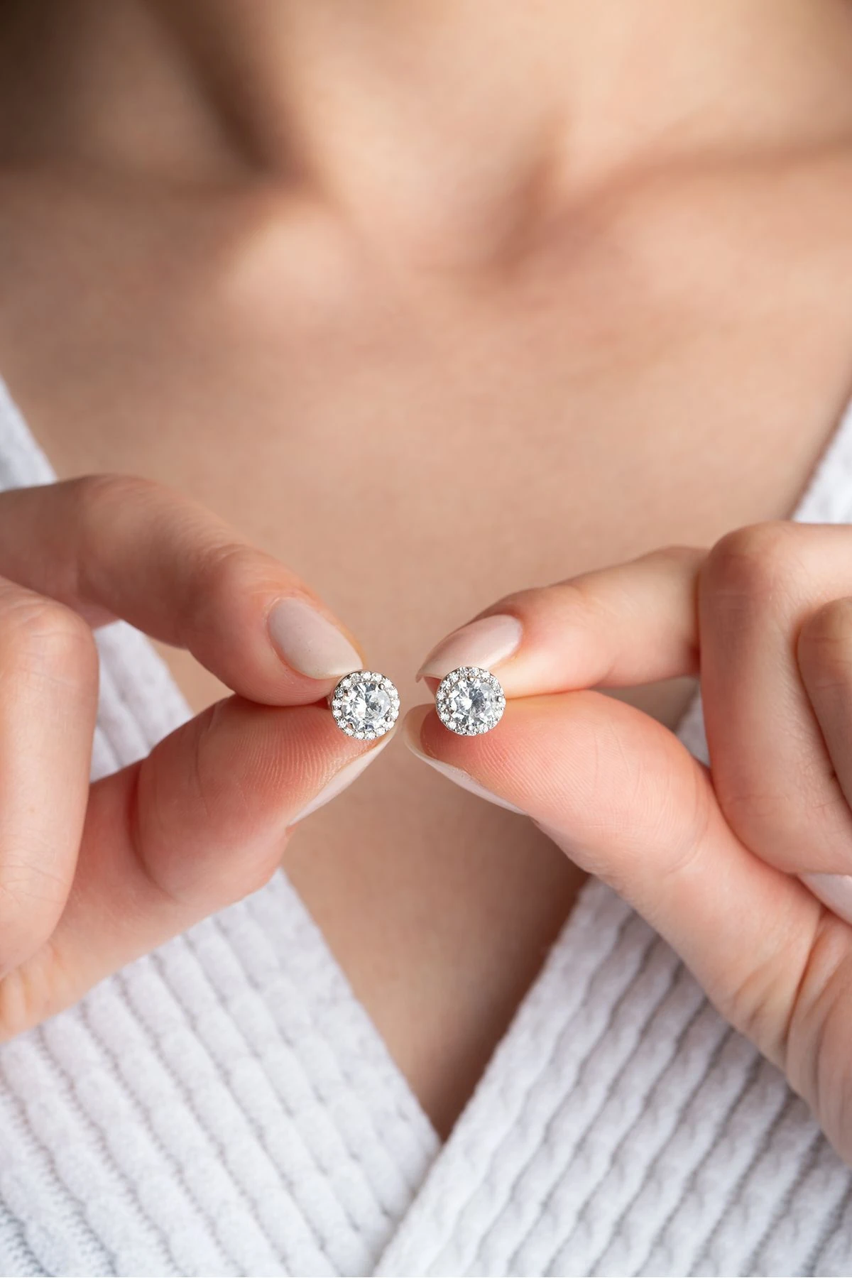 Gümüş Zirkon Taşlı Minik Çivili Küpe