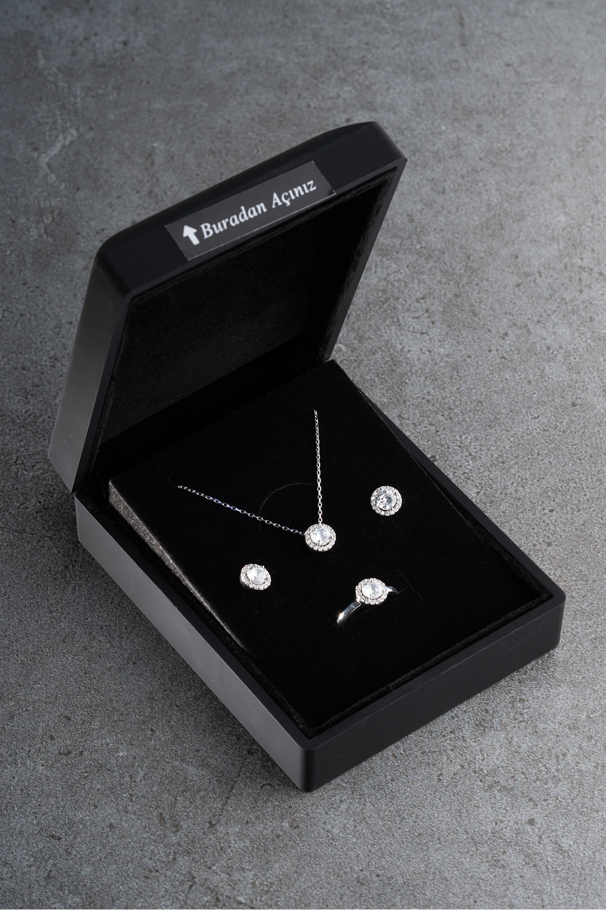 Gümüş Işıklı Kutuda Tektaş Takı Seti