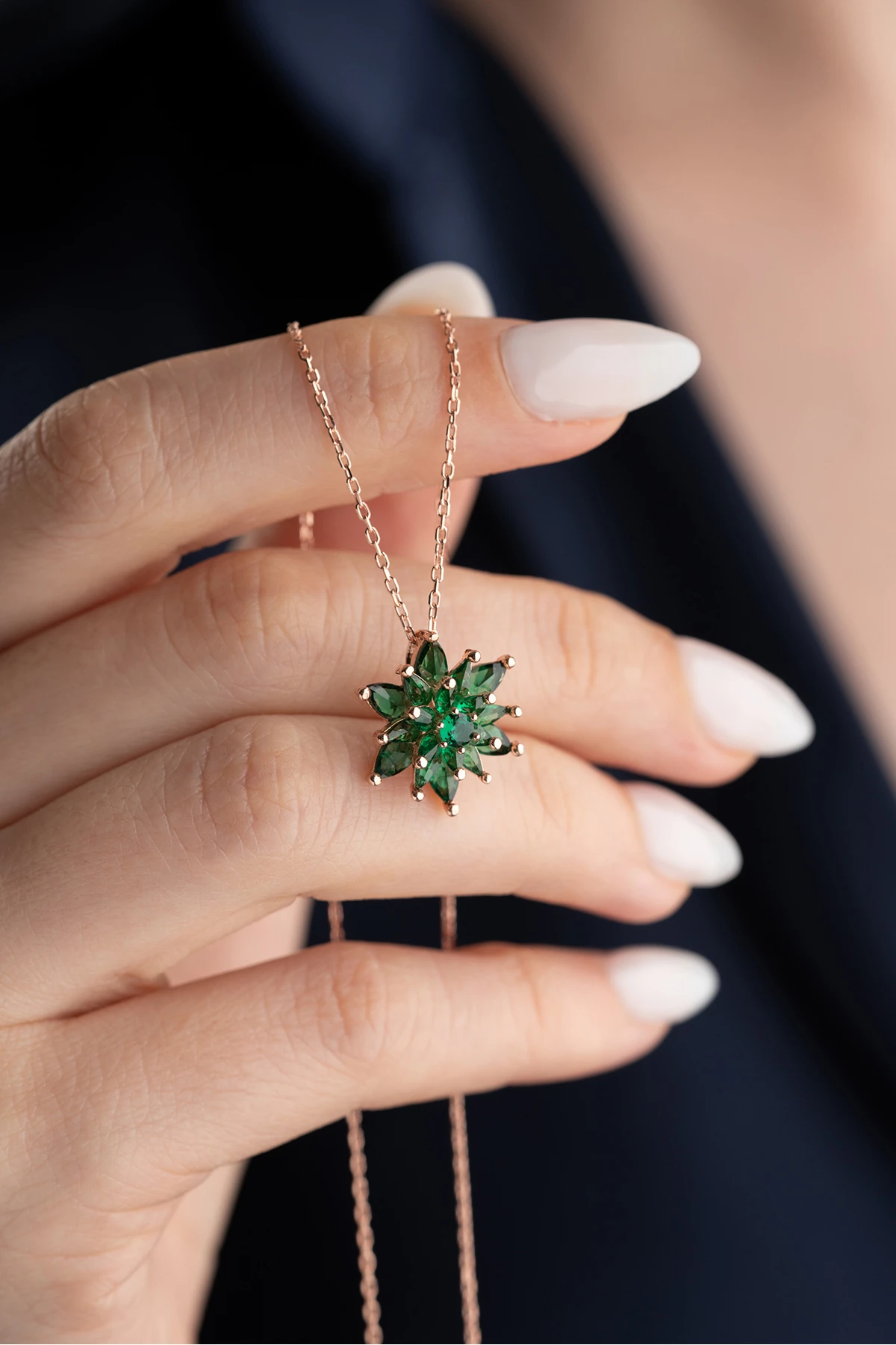 Gümüş Işıklı Kutu Zümrüt Yeşil Taşlı Lotus Kolye