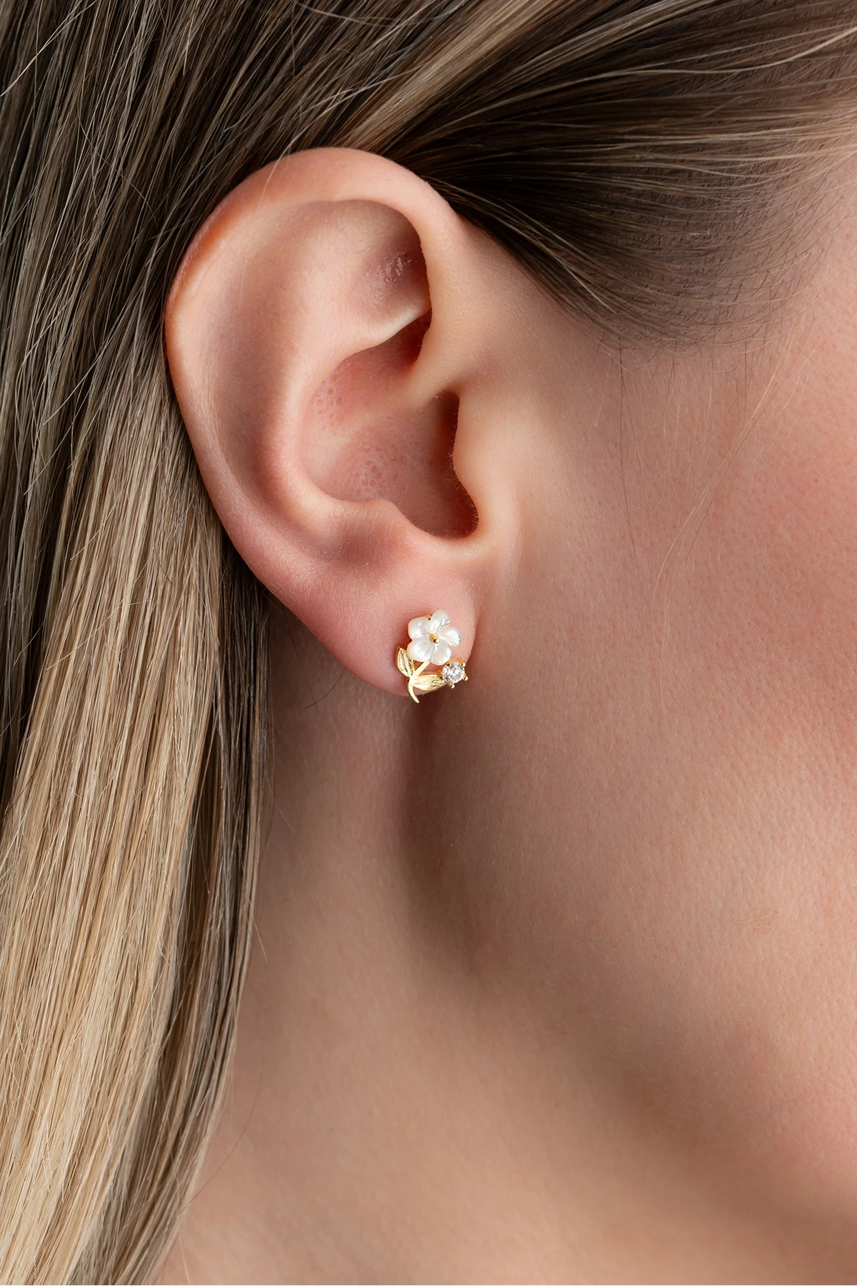 Gümüş Sedefli Çivili Küpe