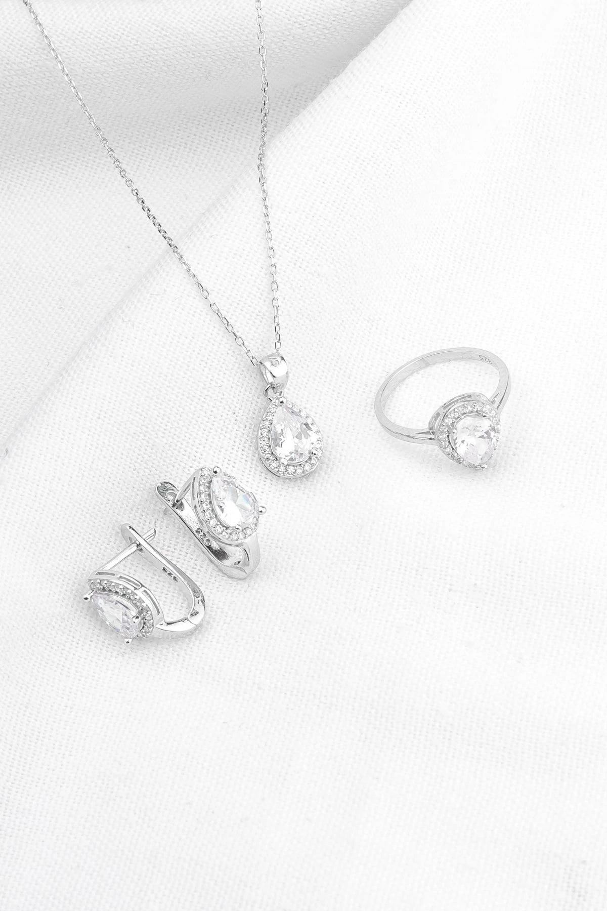 Gümüş Beyaz Taşlı Damla Takı Seti