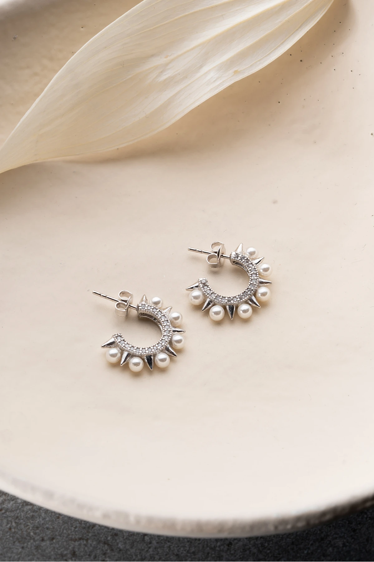 Gümüş Çivili İncili Küpe