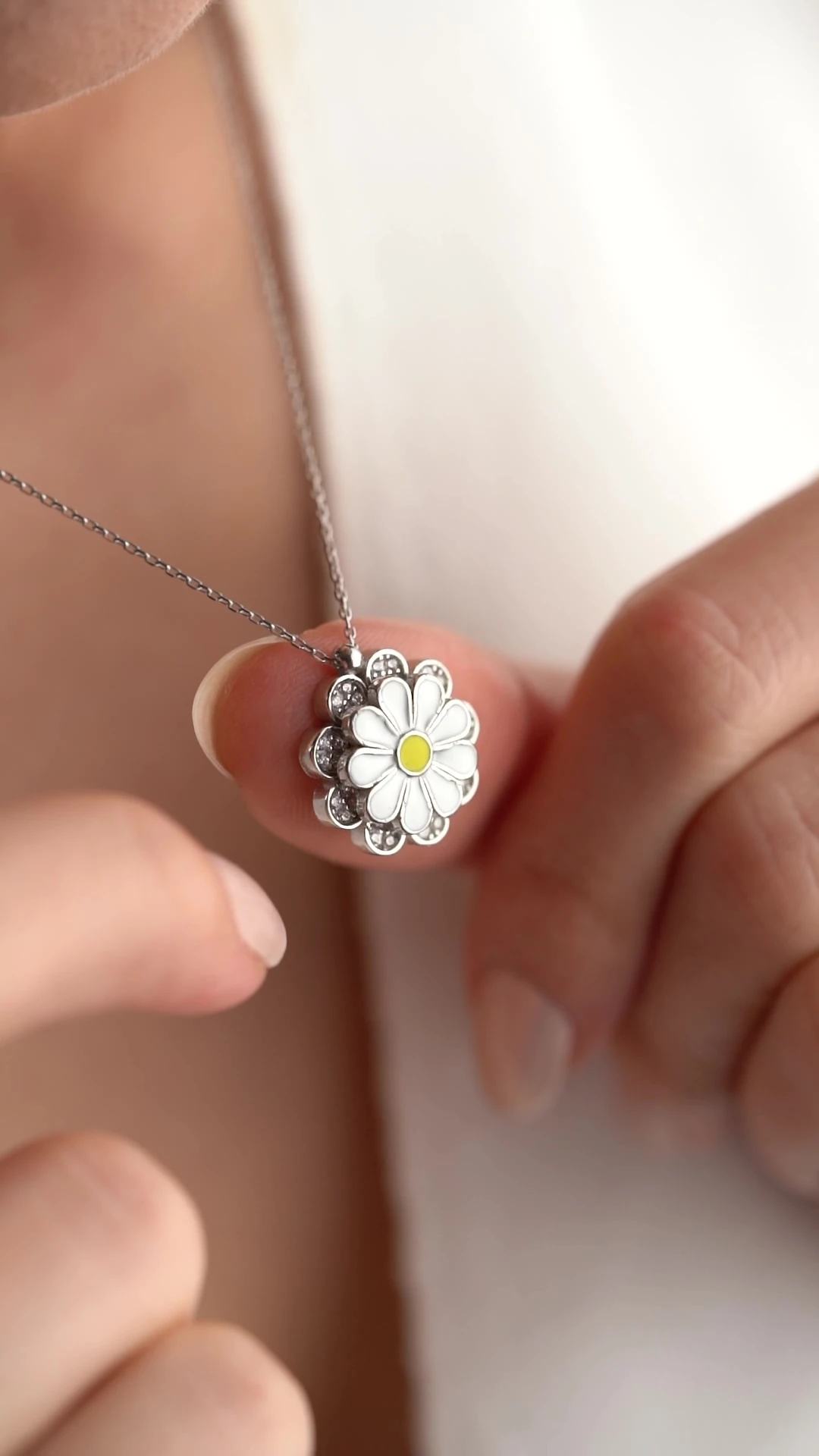 Gümüş Zirkon Taşlı Dönebilen Papatya Kolye