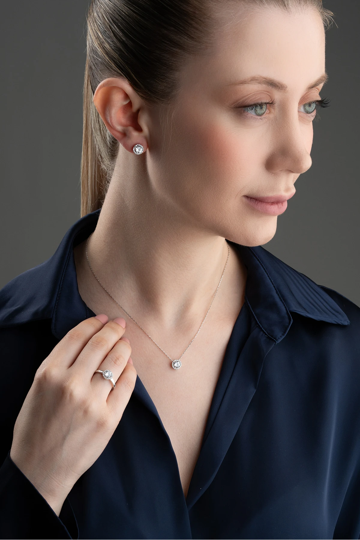 Gümüş Işıklı Kutuda Tektaş Takı Seti