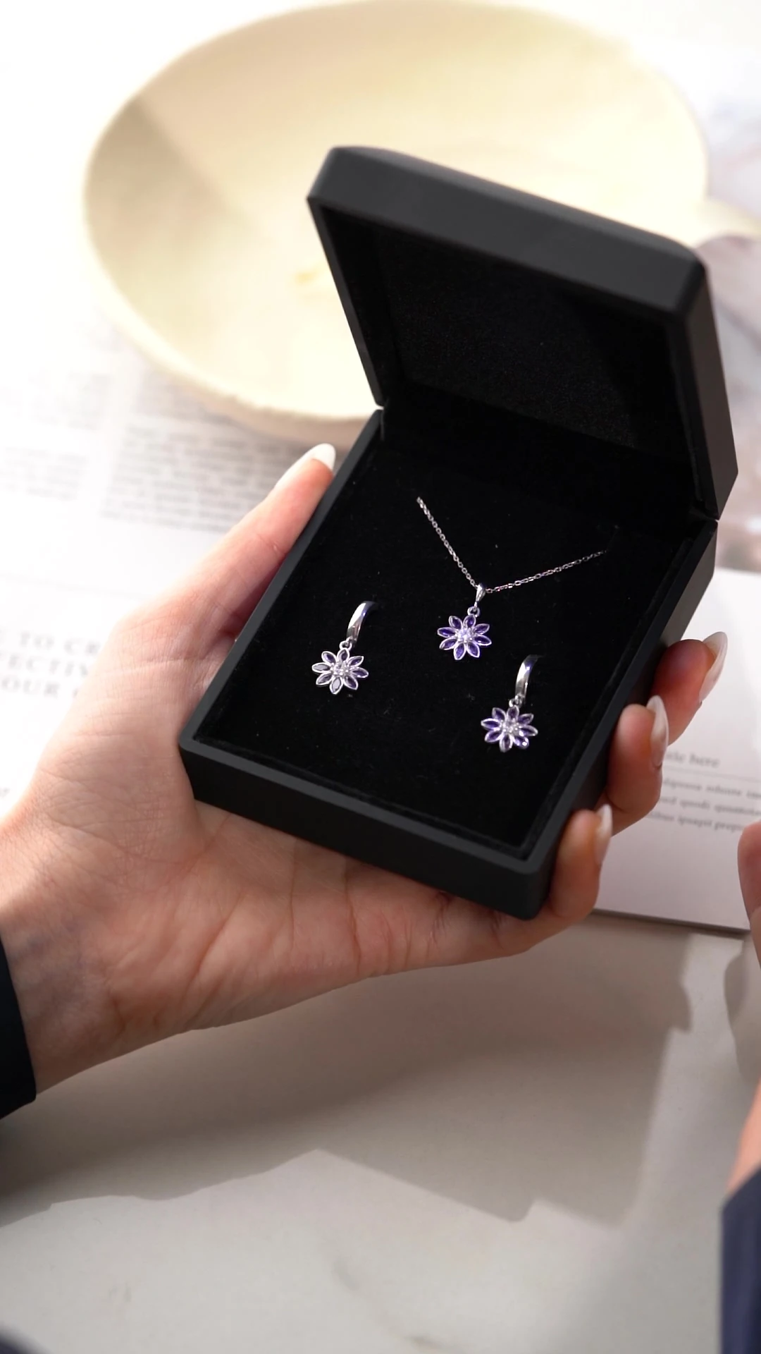 Gümüş Işıklı Kutu Mor Taşlı Lotus Takı (Kolye-Küpe) Seti