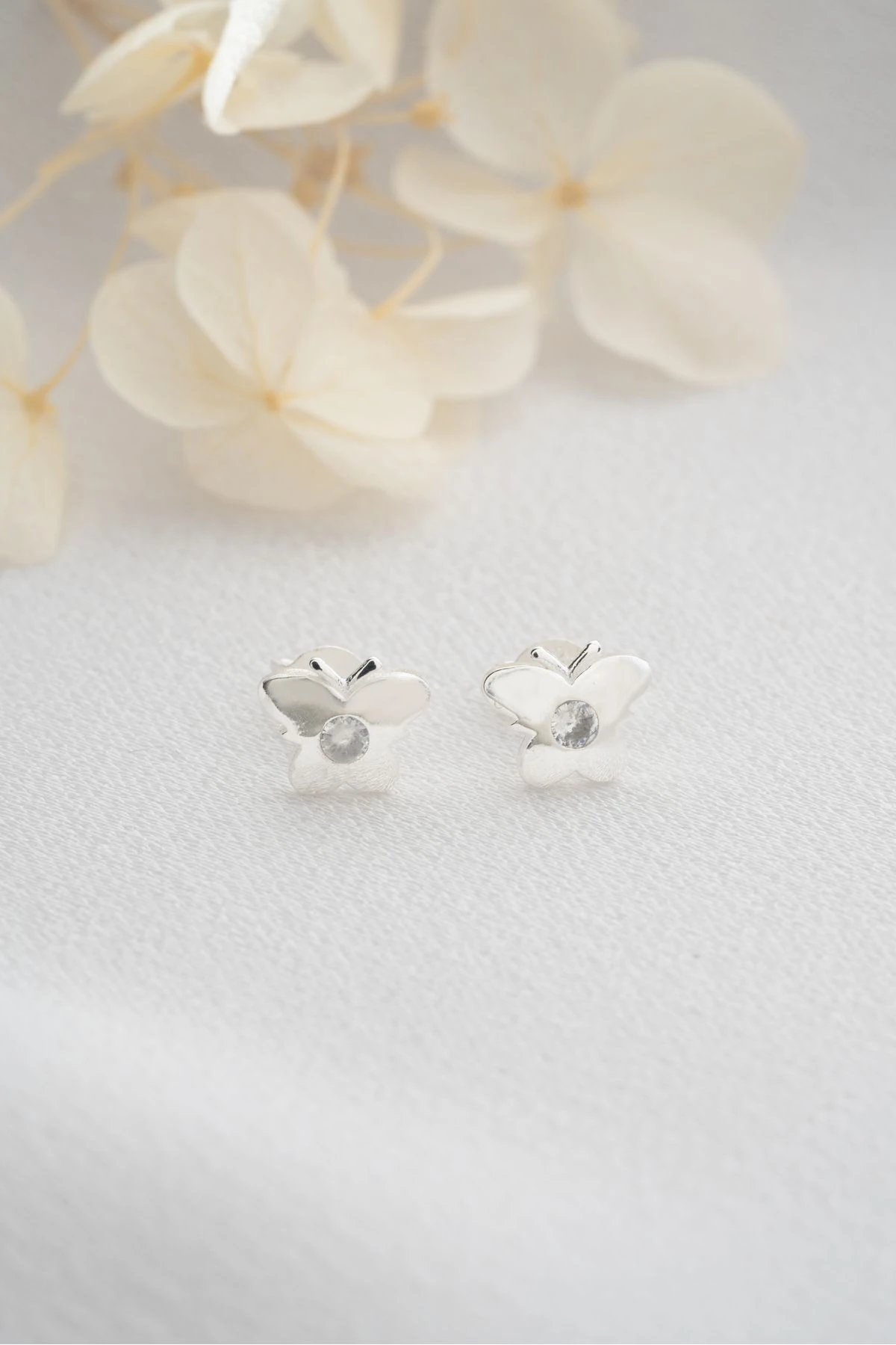 Gümüş Minik Kelebekli Çivili Küpe